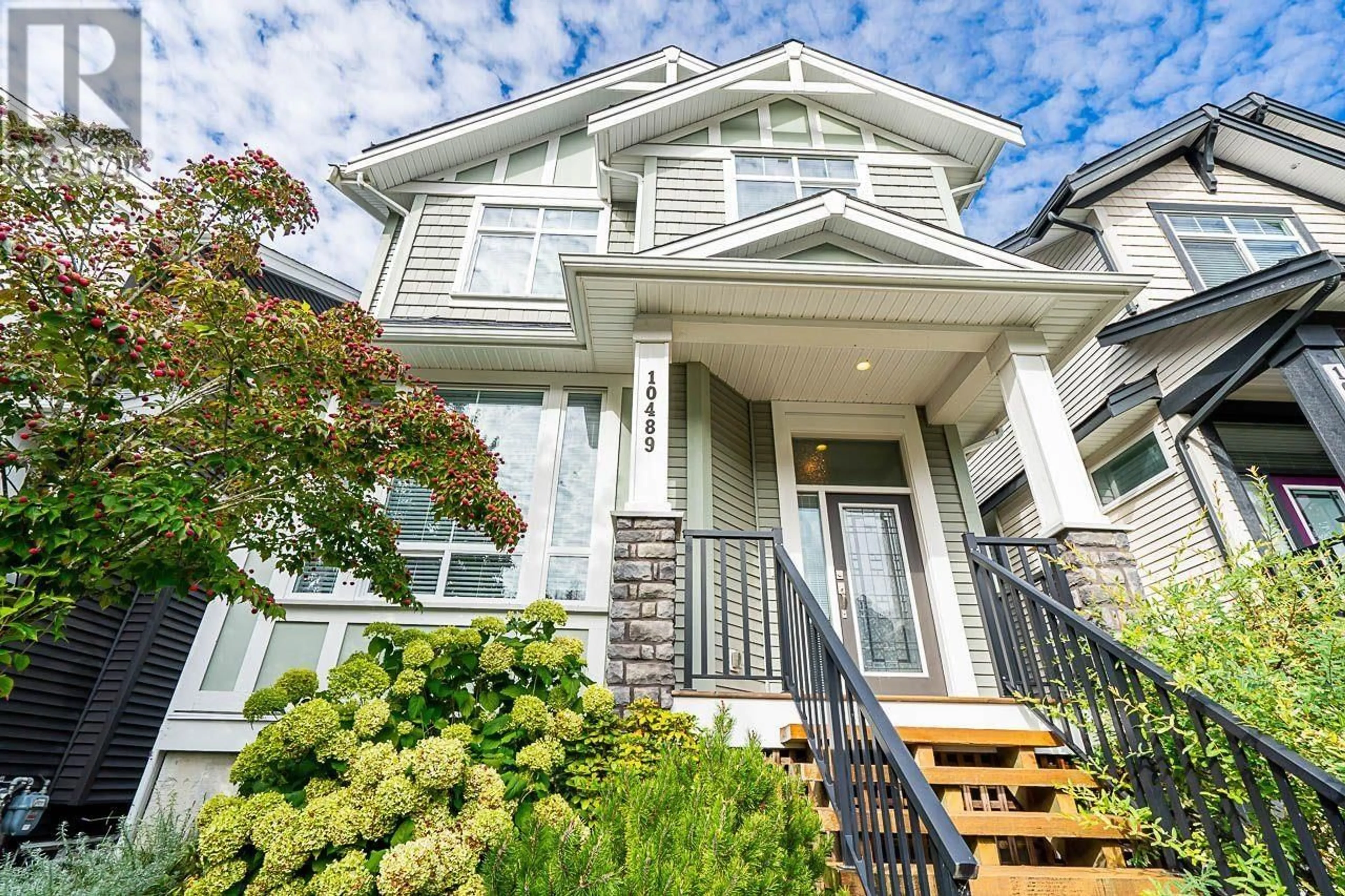 Home with vinyl exterior material, street for 10489 ROBERTSON STREET, Maple Ridge British Columbia V2W0H8