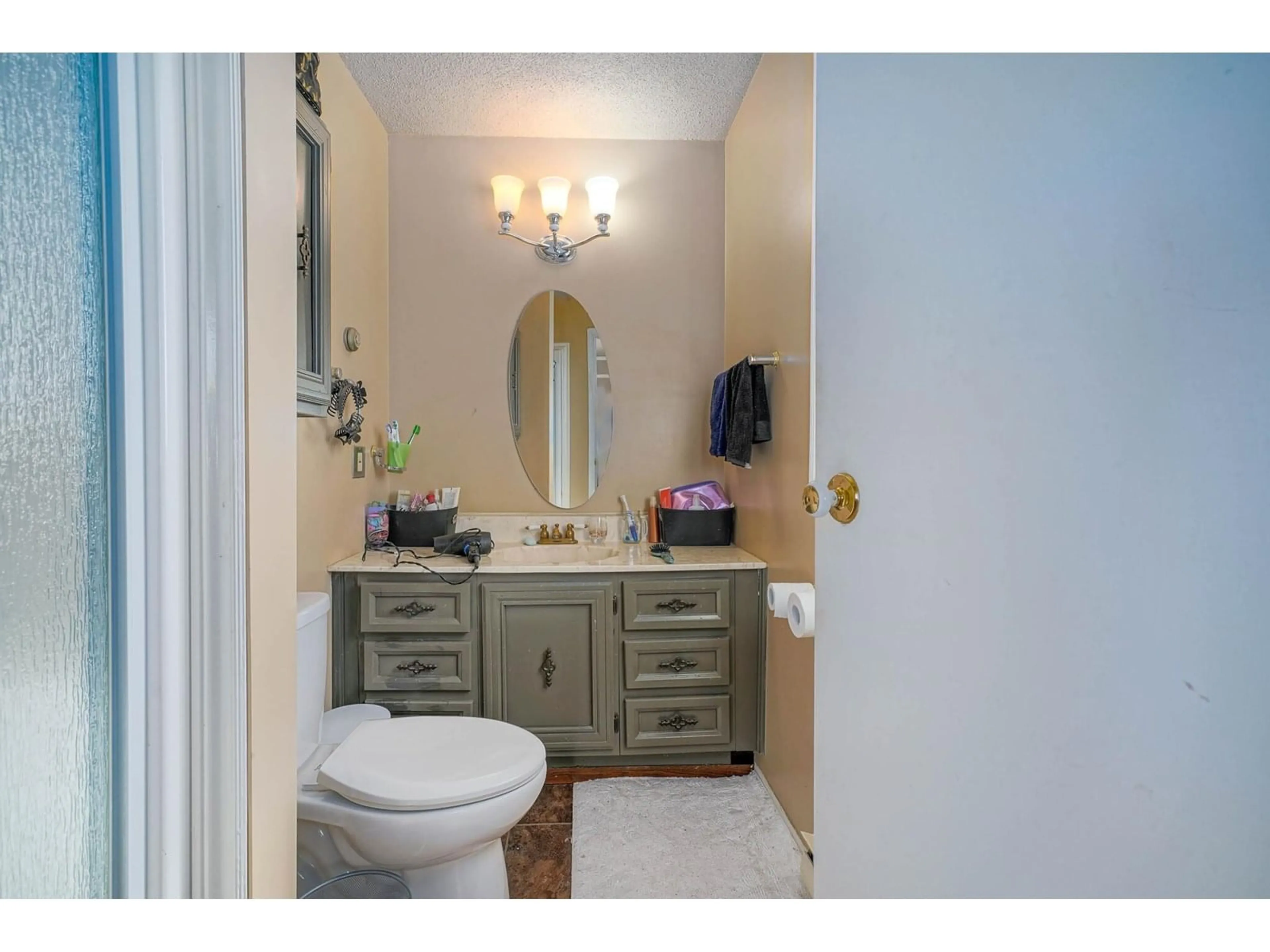 Standard bathroom, ceramic/tile floor for 6595 VEDDER ROAD, Chilliwack British Columbia V2R1C9