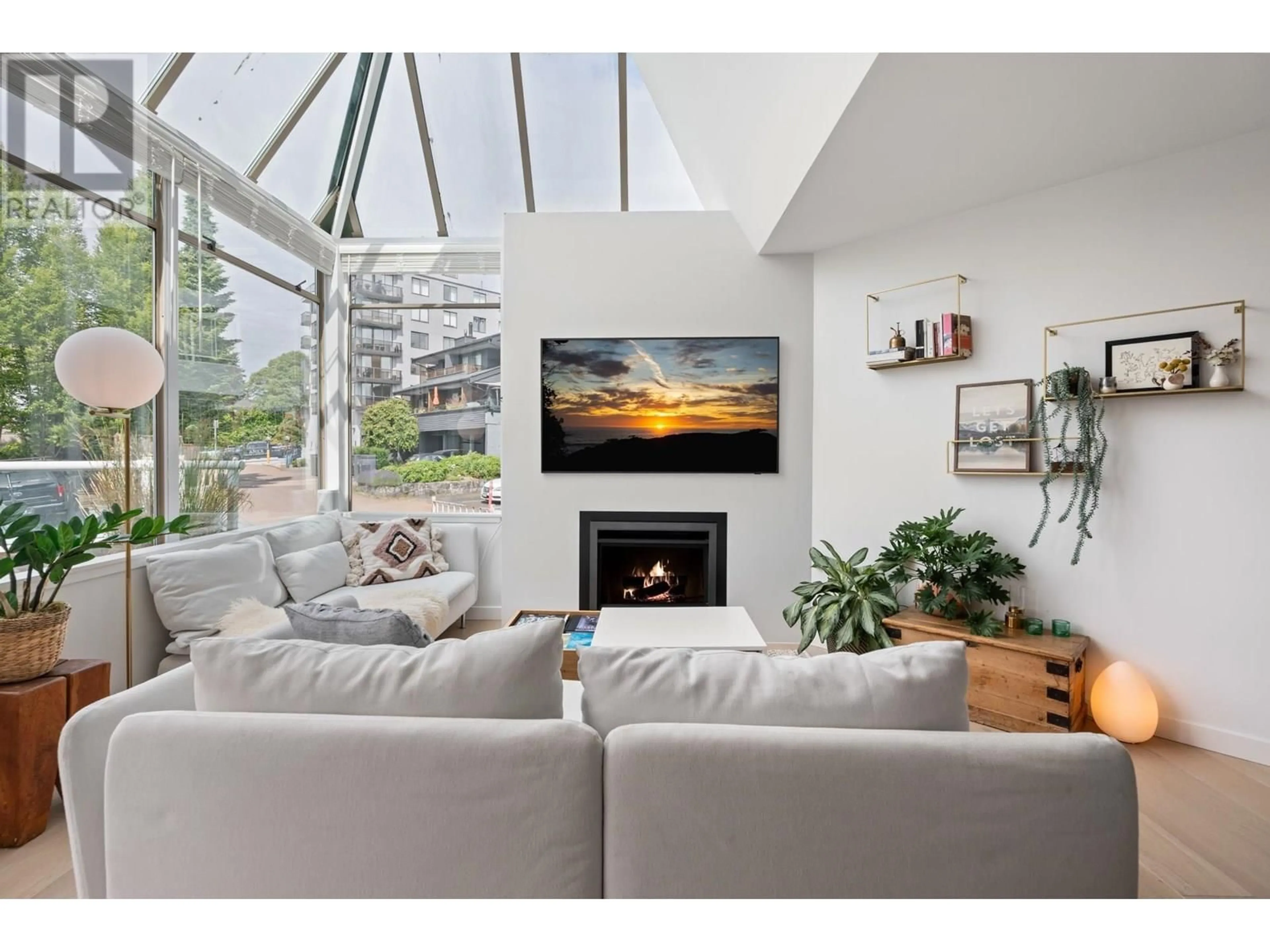 Living room with furniture, wood/laminate floor for 204 - 565 17TH STREET, West Vancouver British Columbia V7V3S9