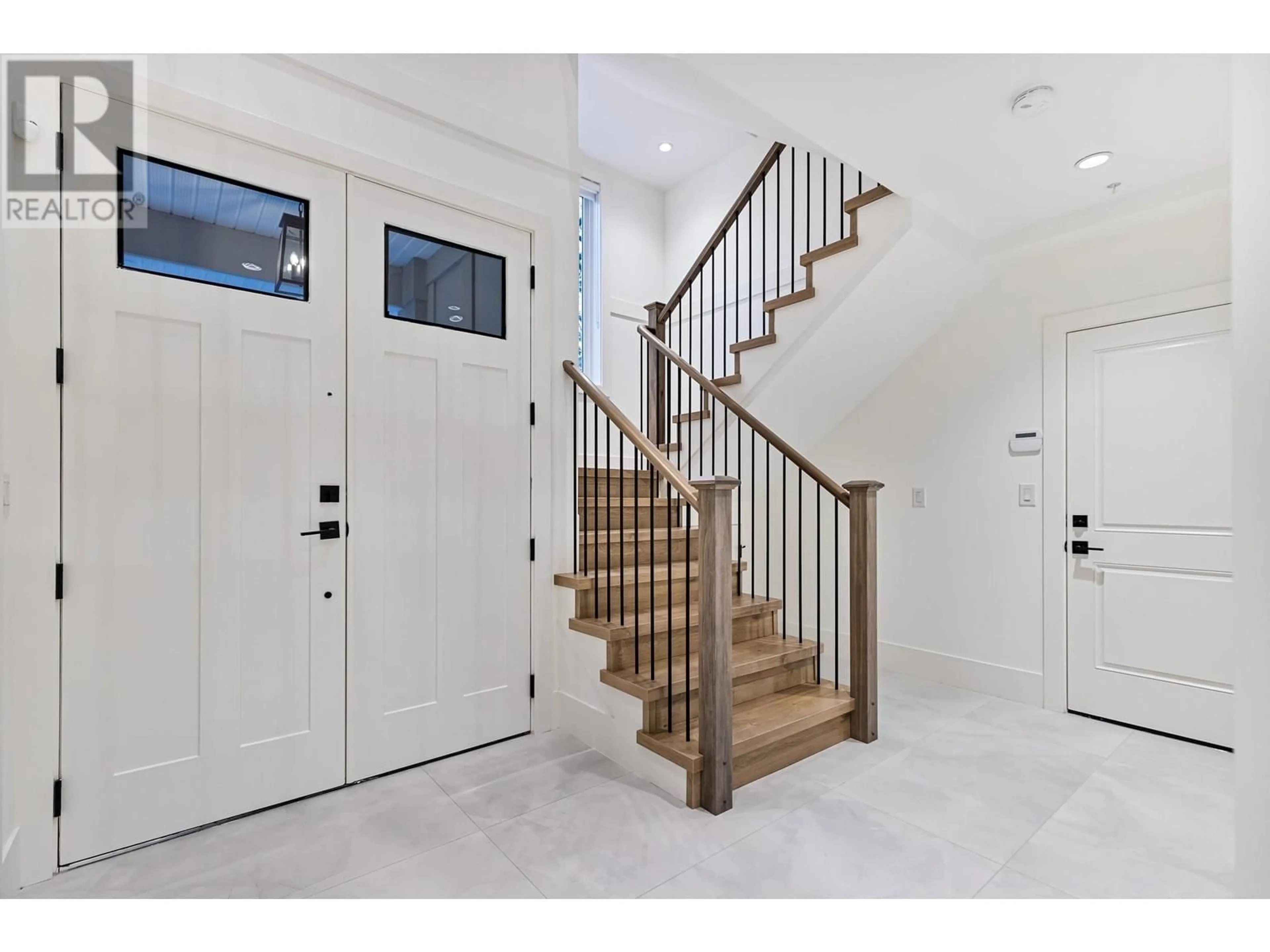 Indoor entryway for 13584 231B STREET, Maple Ridge British Columbia V4R2R5