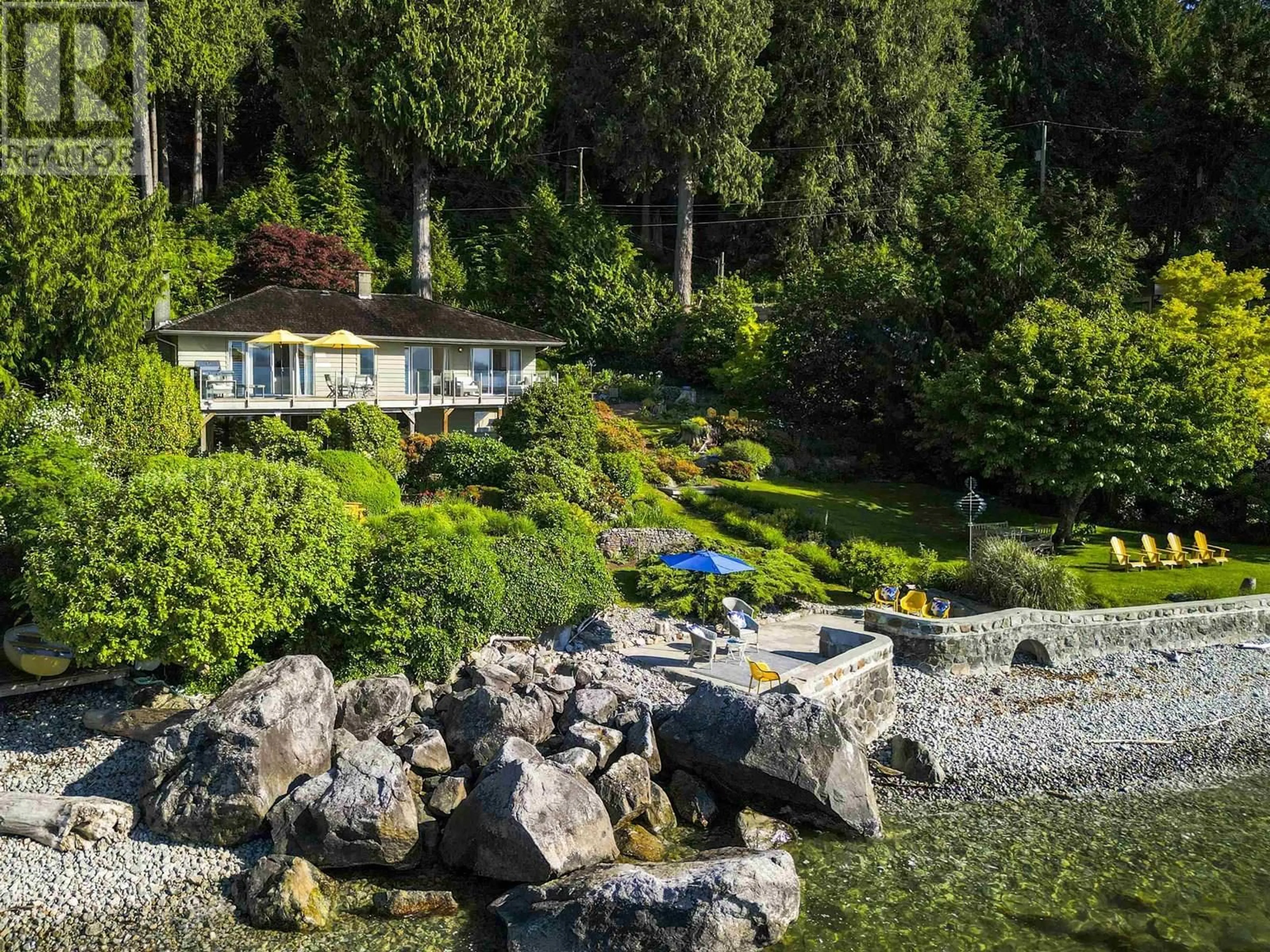 A pic from outside/outdoor area/front of a property/back of a property/a pic from drone, water/lake/river/ocean view for 8665 LAWRENCE WAY, West Vancouver British Columbia V7W2T7