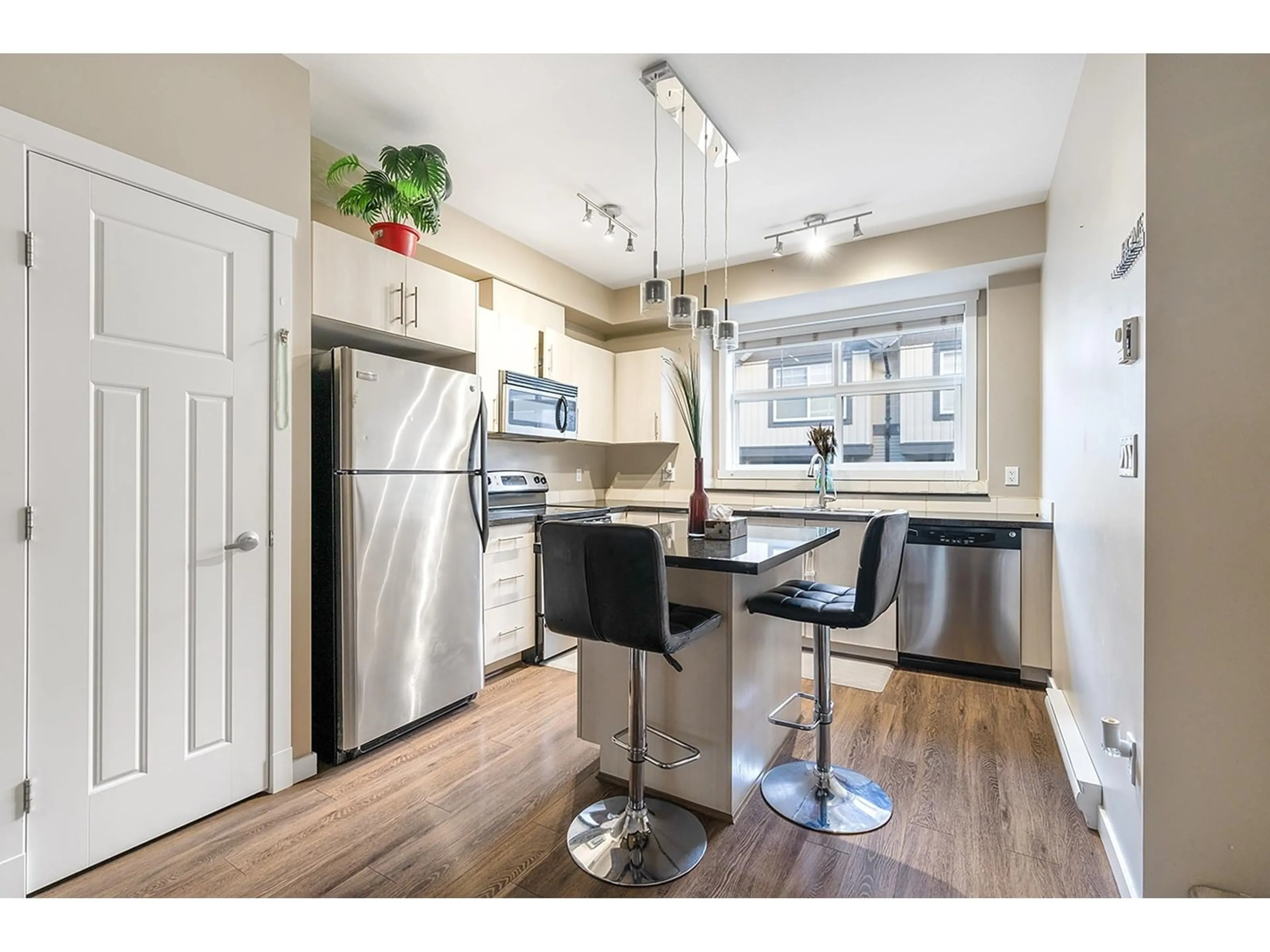 Open concept kitchen, wood/laminate floor for 81 - 6123 138, Surrey British Columbia V3X1P8