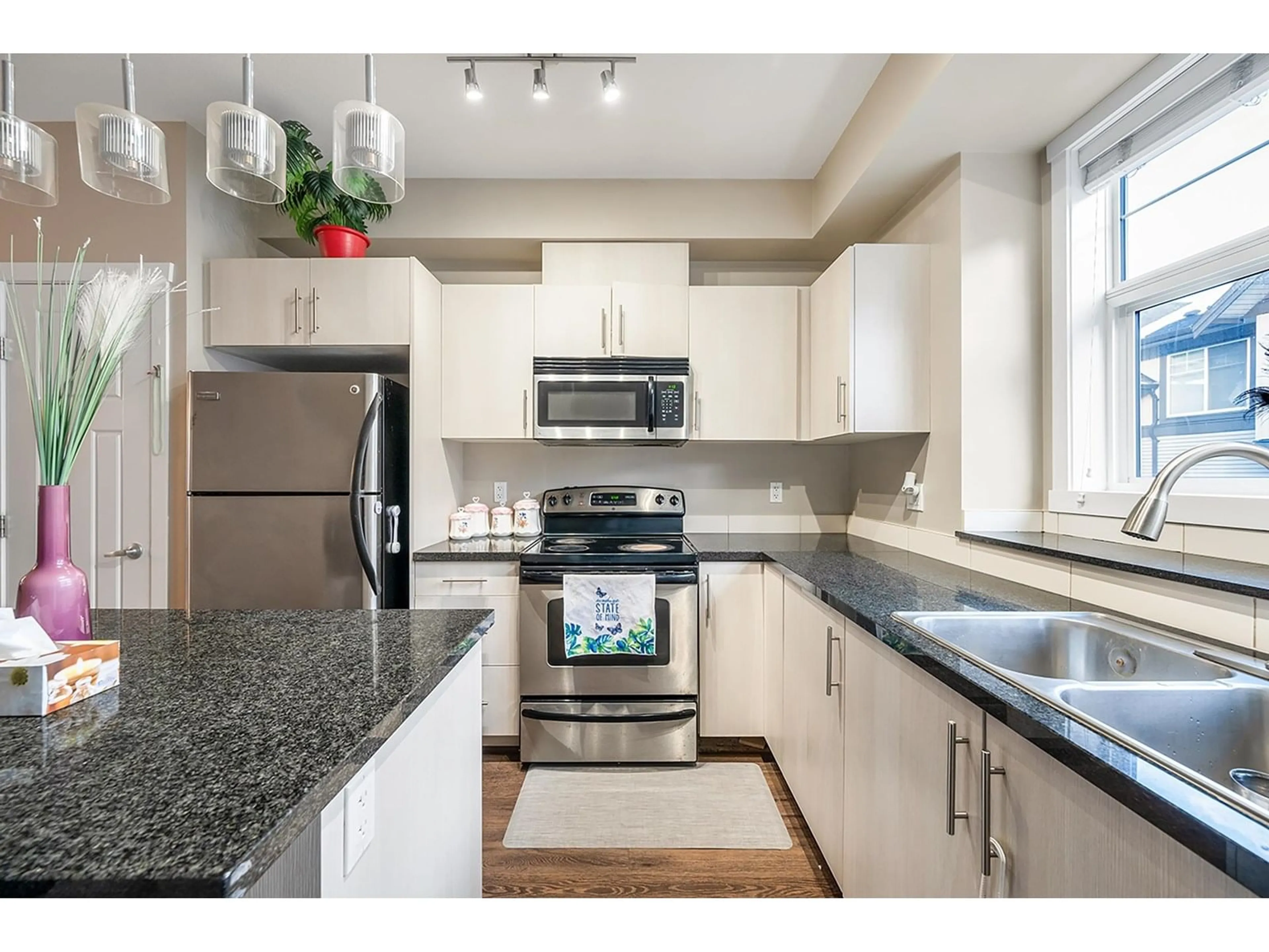 Open concept kitchen, unknown for 81 - 6123 138, Surrey British Columbia V3X1P8