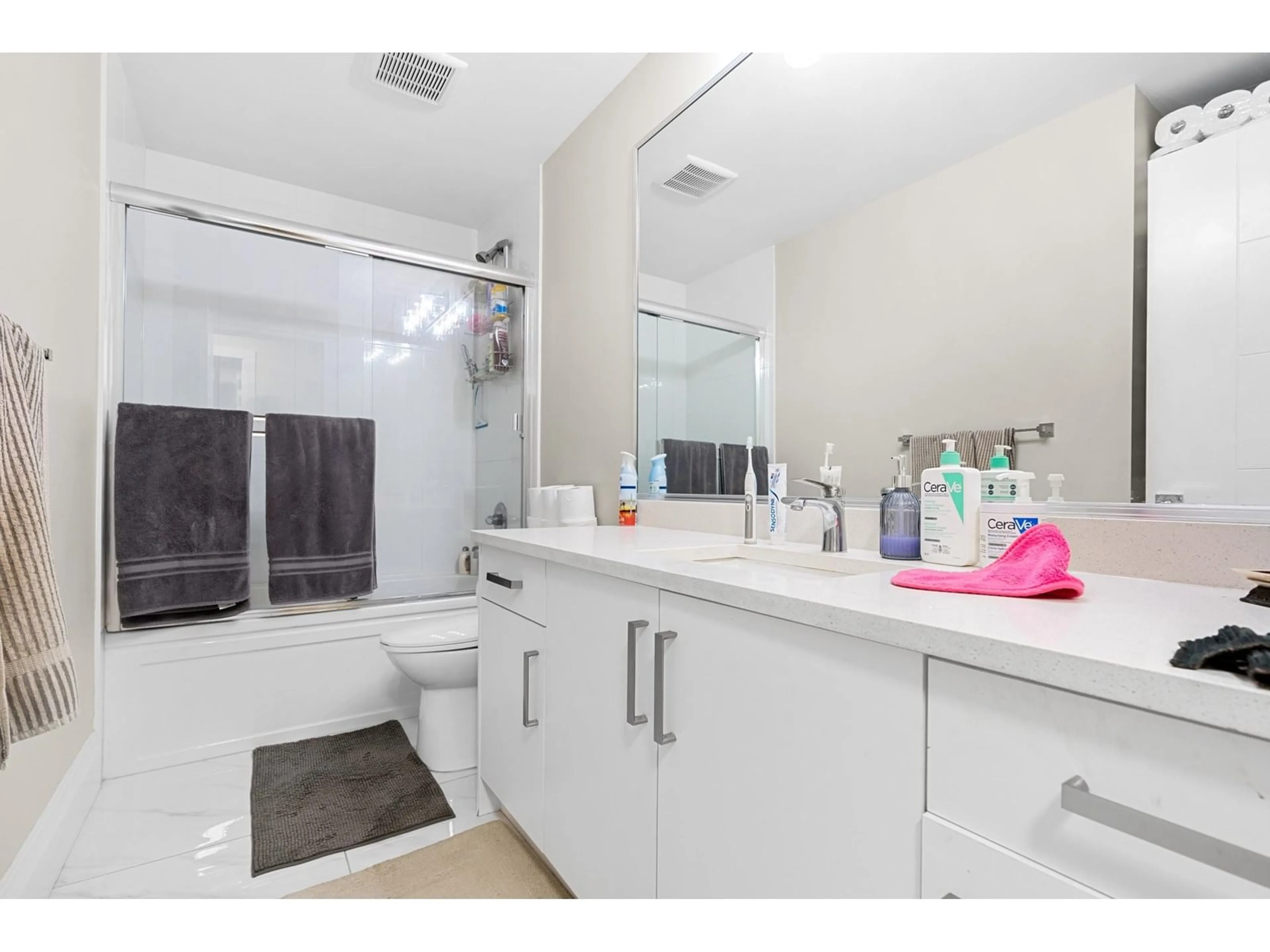 Standard bathroom, unknown for 11586 84B, Delta British Columbia V4C2T6