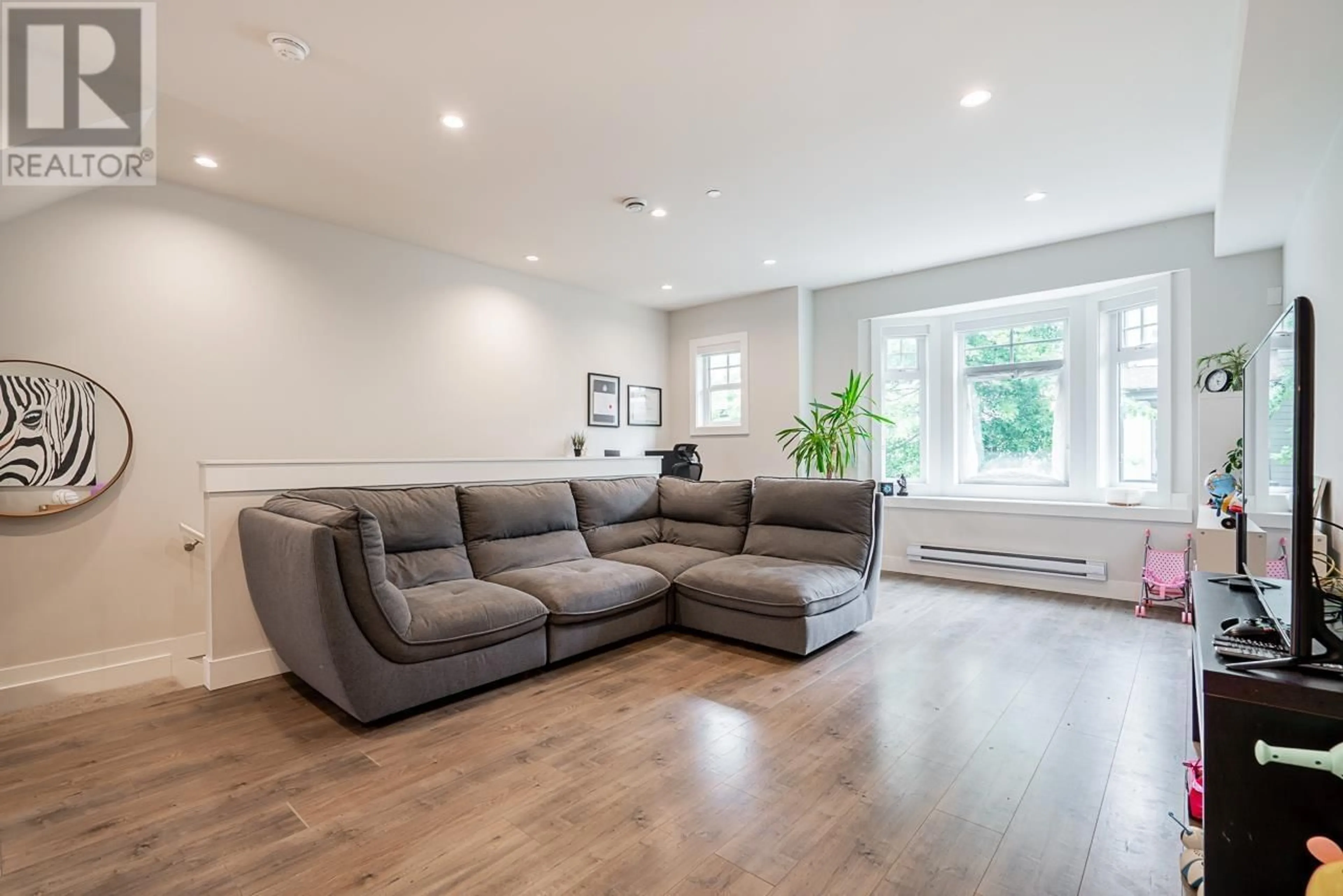 Living room with furniture, wood/laminate floor for 26 - 189 WOOD STREET, New Westminster British Columbia V3M0L7