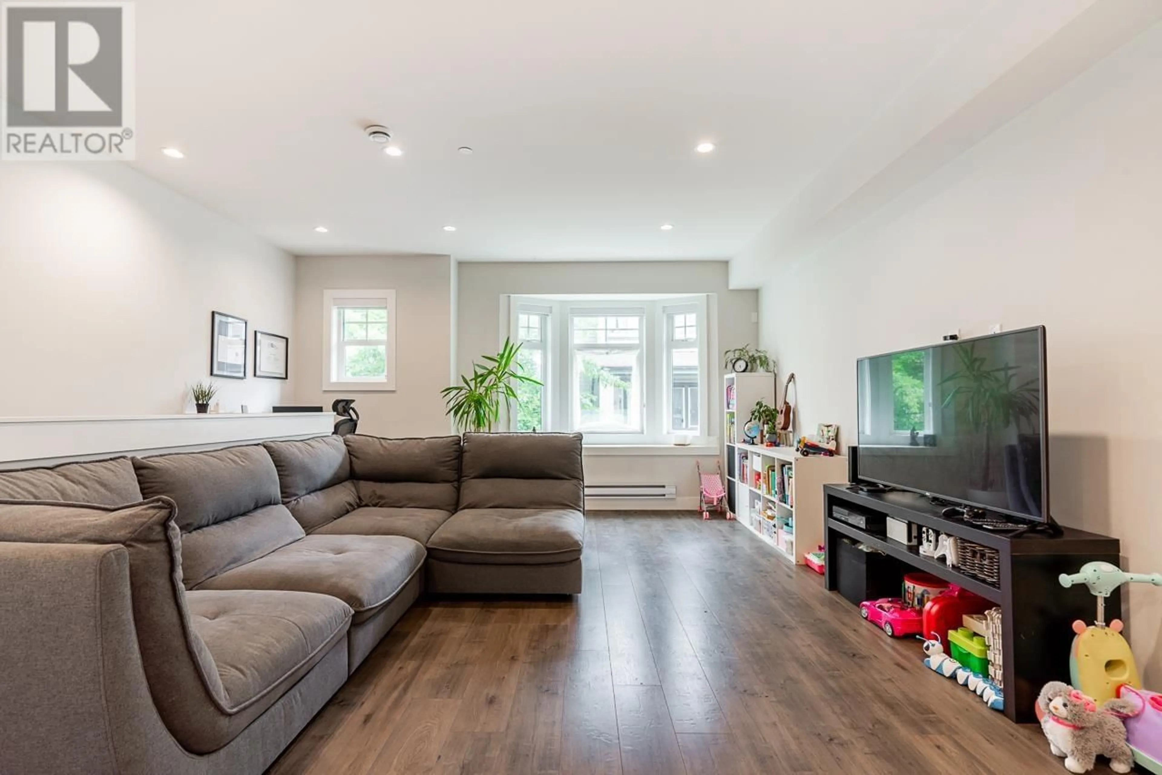 Living room with furniture, wood/laminate floor for 26 - 189 WOOD STREET, New Westminster British Columbia V3M0L7
