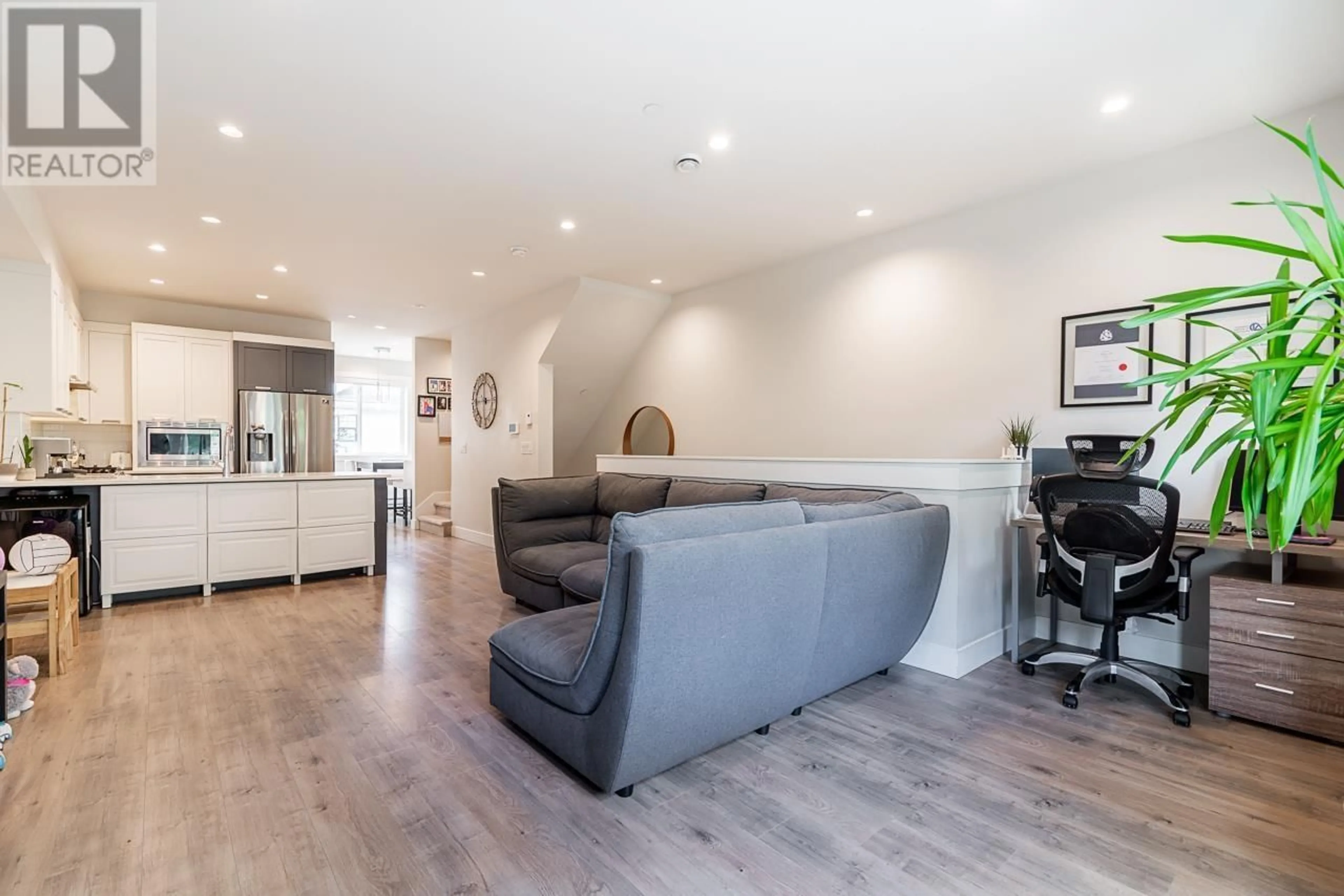 Living room with furniture, wood/laminate floor for 26 - 189 WOOD STREET, New Westminster British Columbia V3M0L7