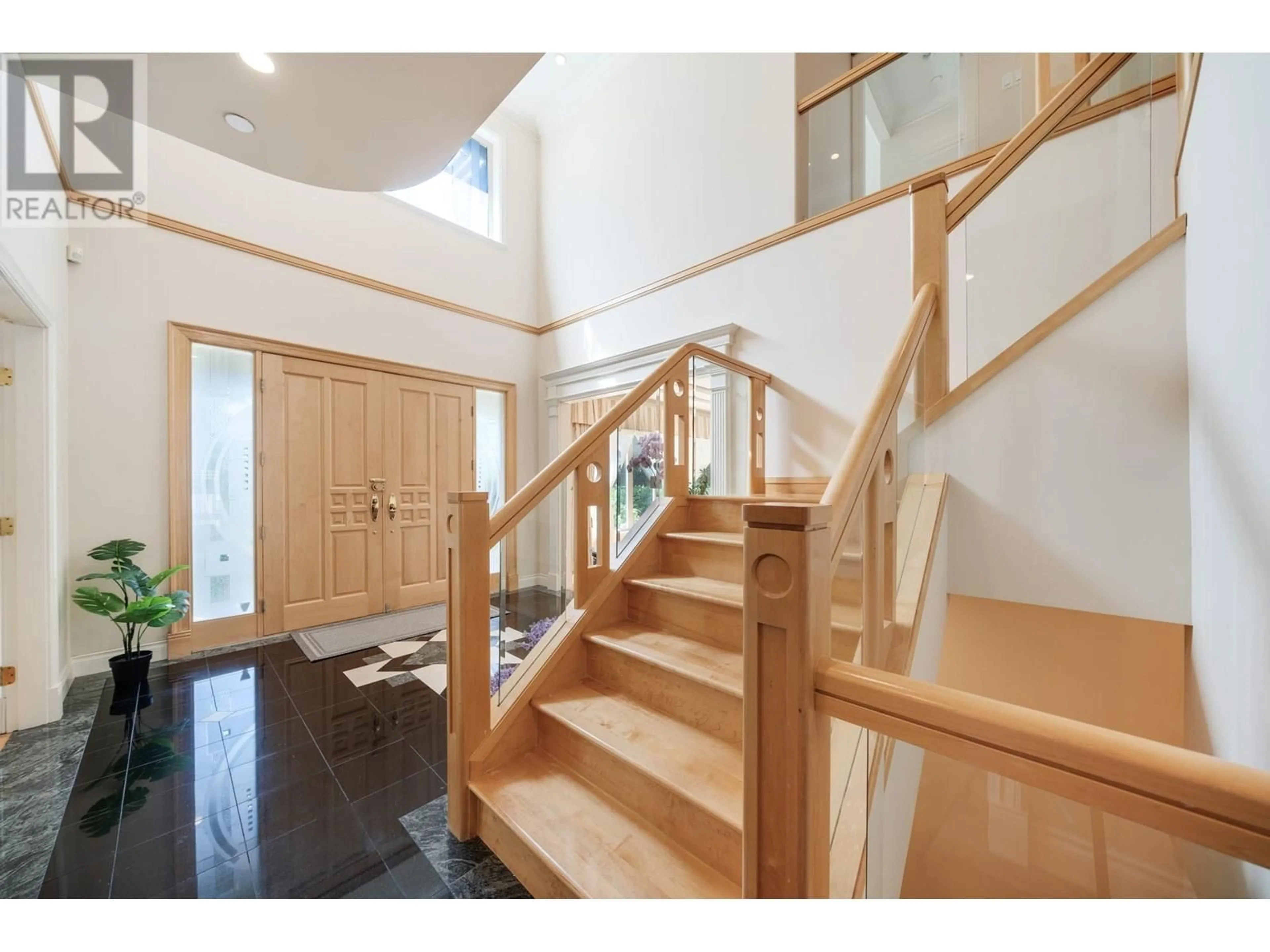 Indoor foyer for 7088 WILTSHIRE STREET, Vancouver British Columbia V6P5H5