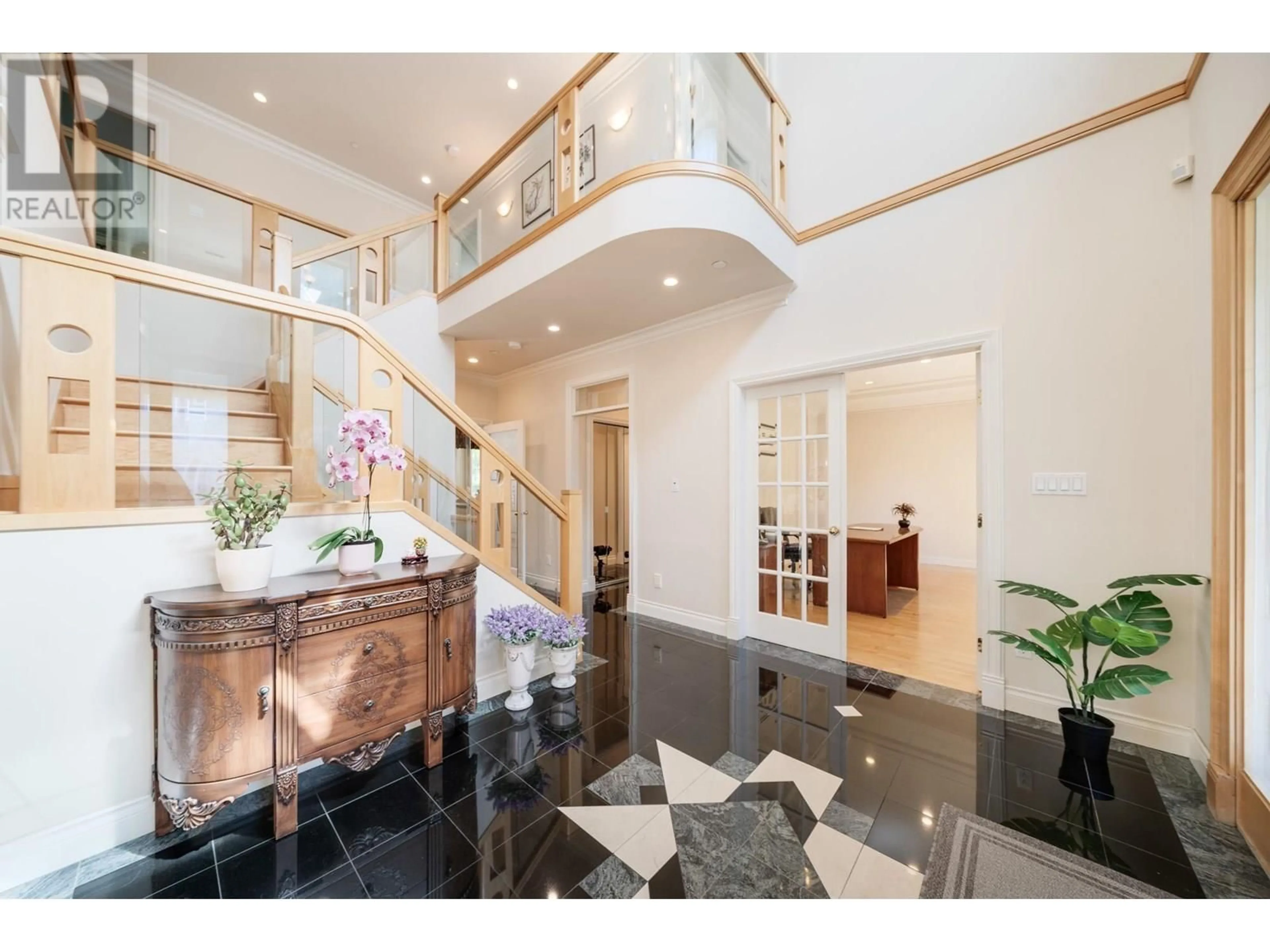 Indoor foyer for 7088 WILTSHIRE STREET, Vancouver British Columbia V6P5H5