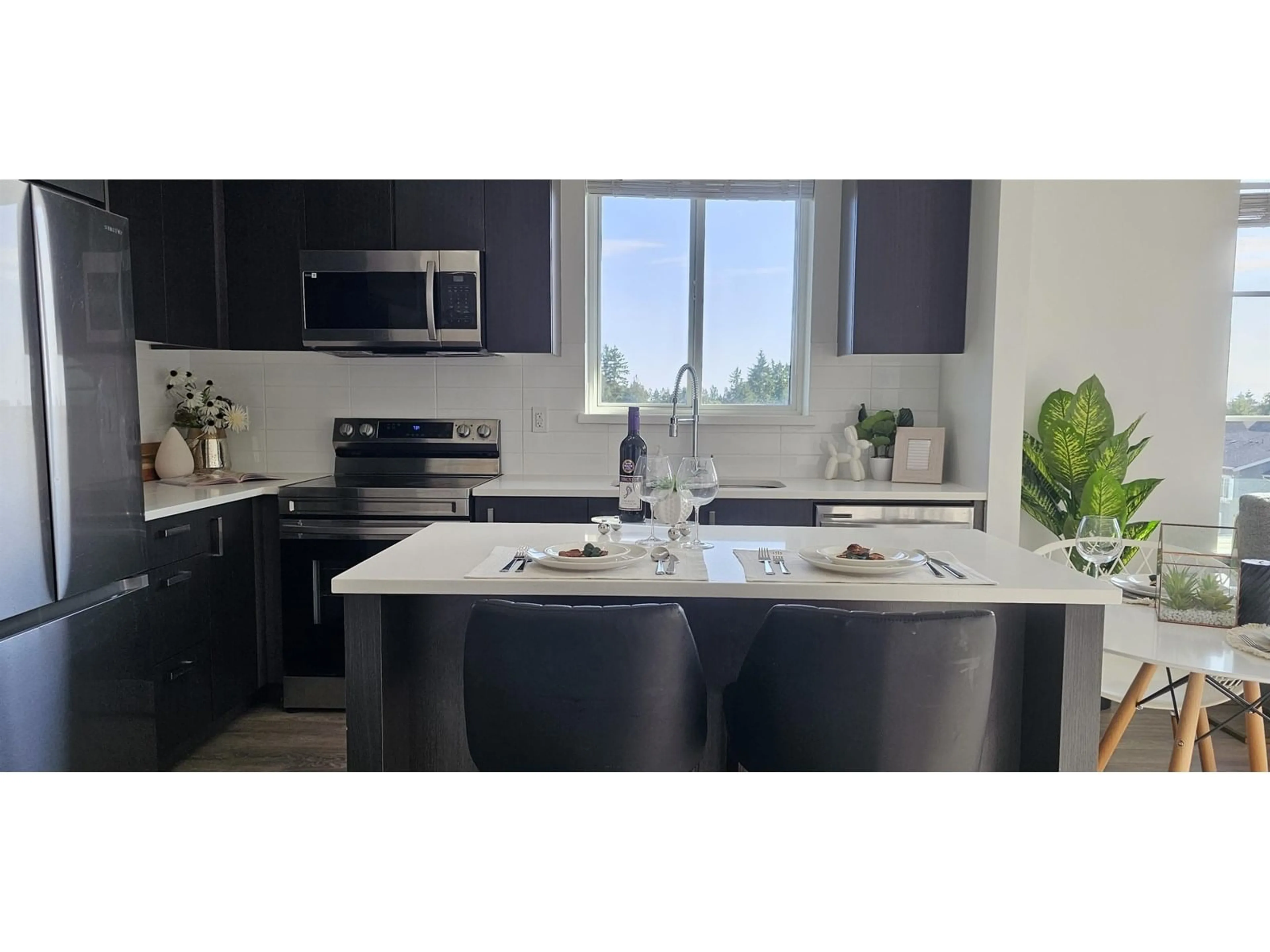 Open concept kitchen, ceramic/tile floor for 501 - 15825 85, Surrey British Columbia V4N6W9