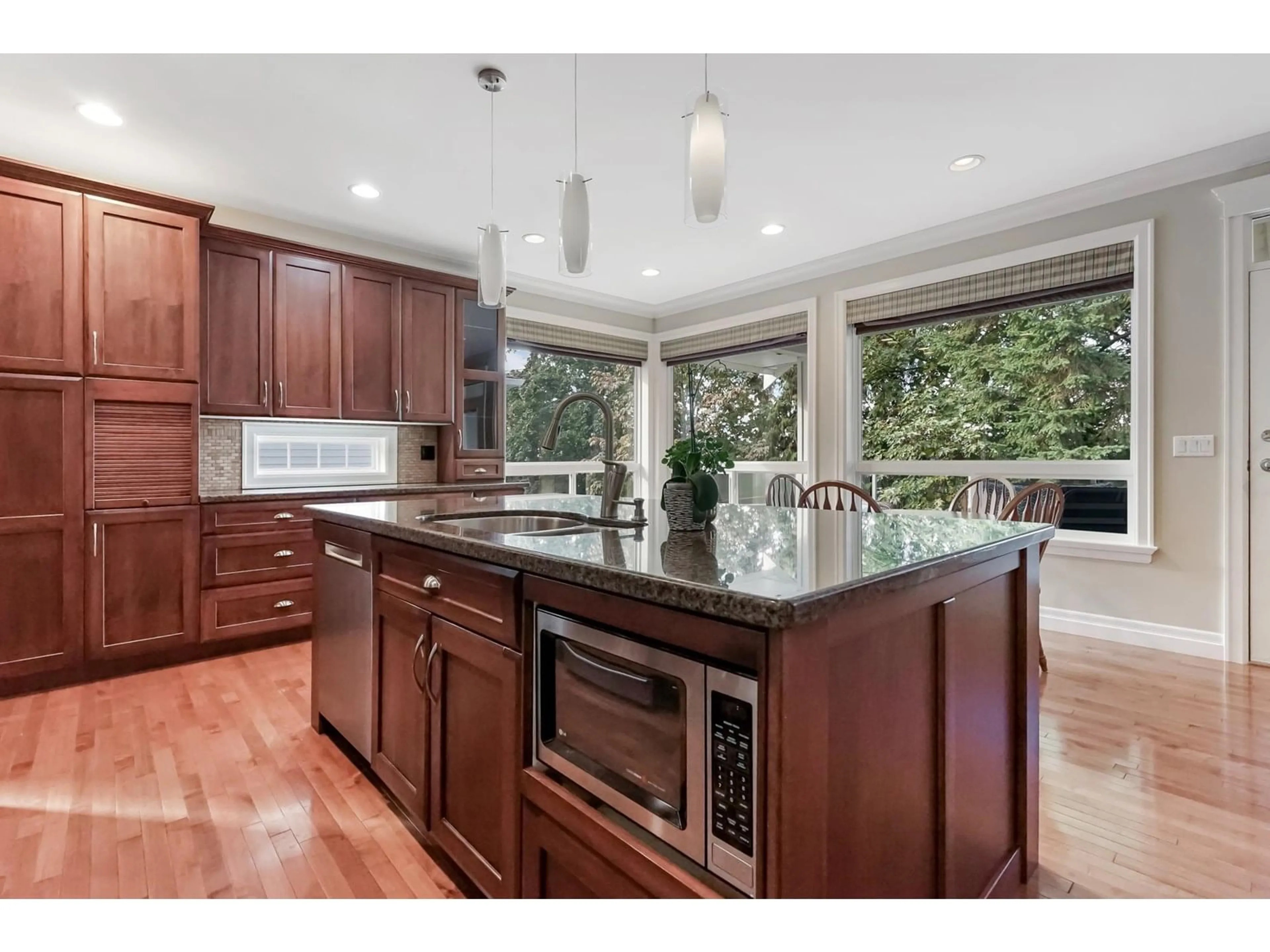 Open concept kitchen, unknown for 2796 MARBLE HILL, Abbotsford British Columbia V3G1C3