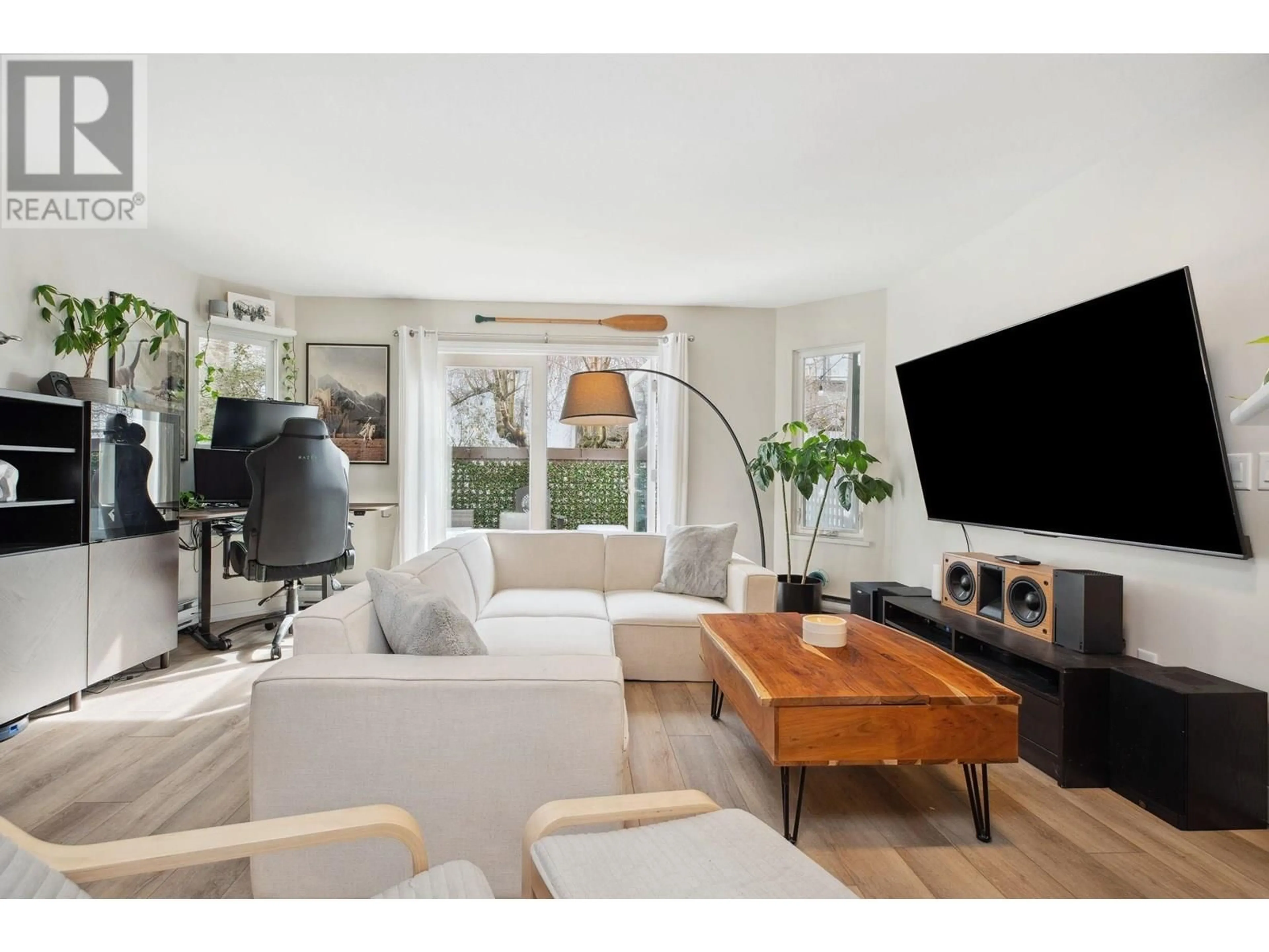 Living room with furniture, unknown for 102 - 1535 CHESTERFIELD AVENUE, North Vancouver British Columbia V7M2N5