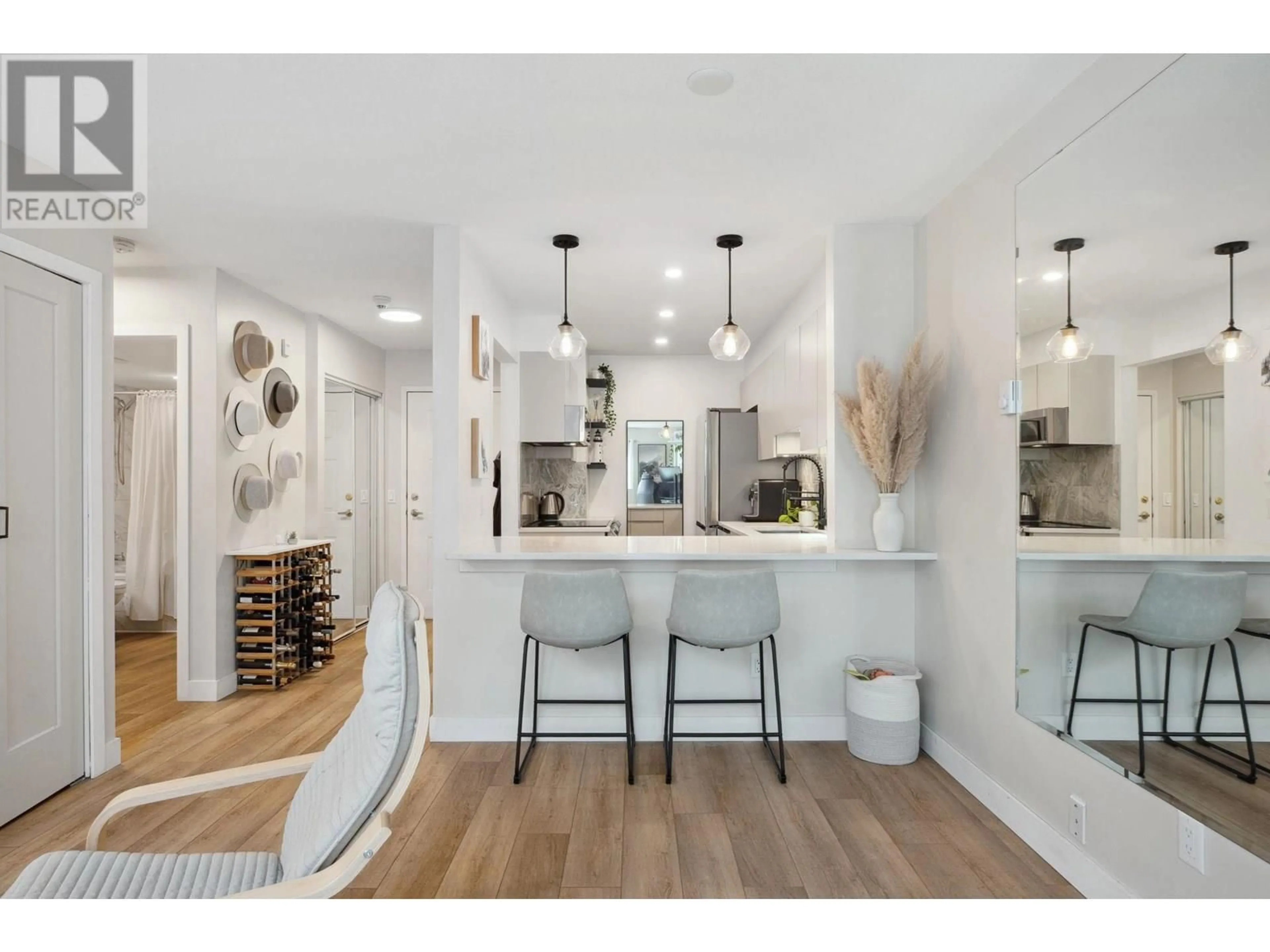 Open concept kitchen, unknown for 102 - 1535 CHESTERFIELD AVENUE, North Vancouver British Columbia V7M2N5
