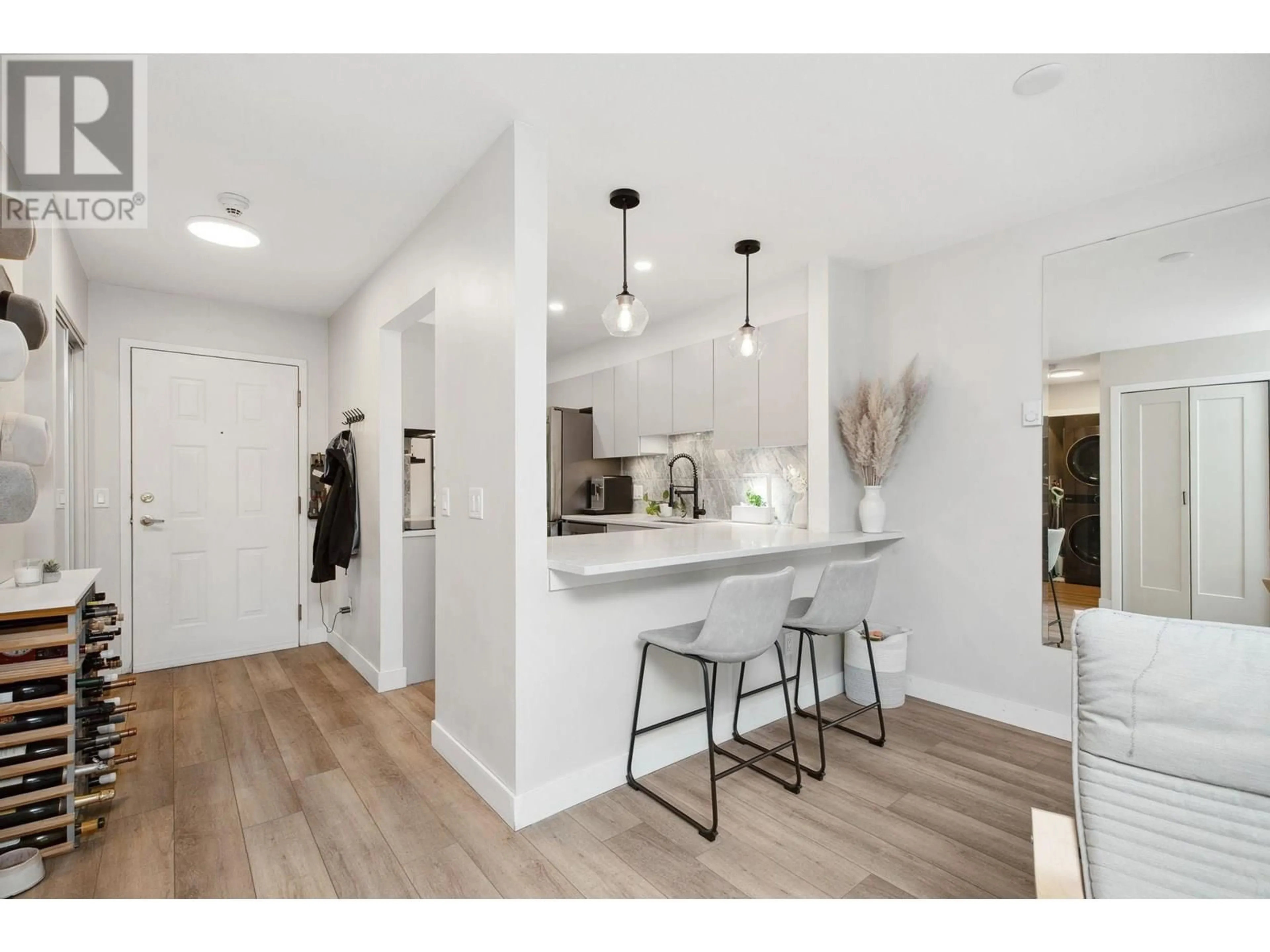 Open concept kitchen, unknown for 102 - 1535 CHESTERFIELD AVENUE, North Vancouver British Columbia V7M2N5