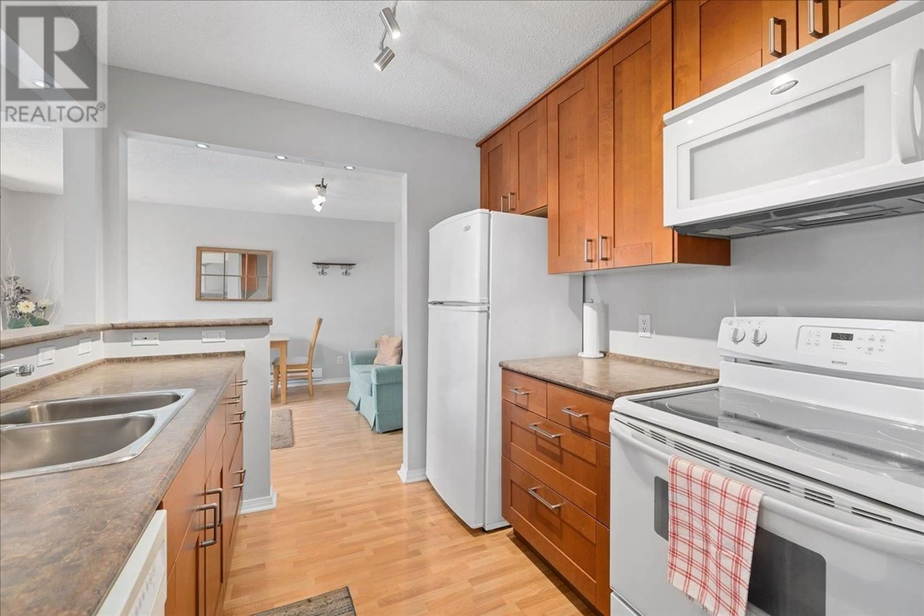 Standard kitchen, unknown for 114 - 5421 10 AVENUE, Delta British Columbia V4M3T9