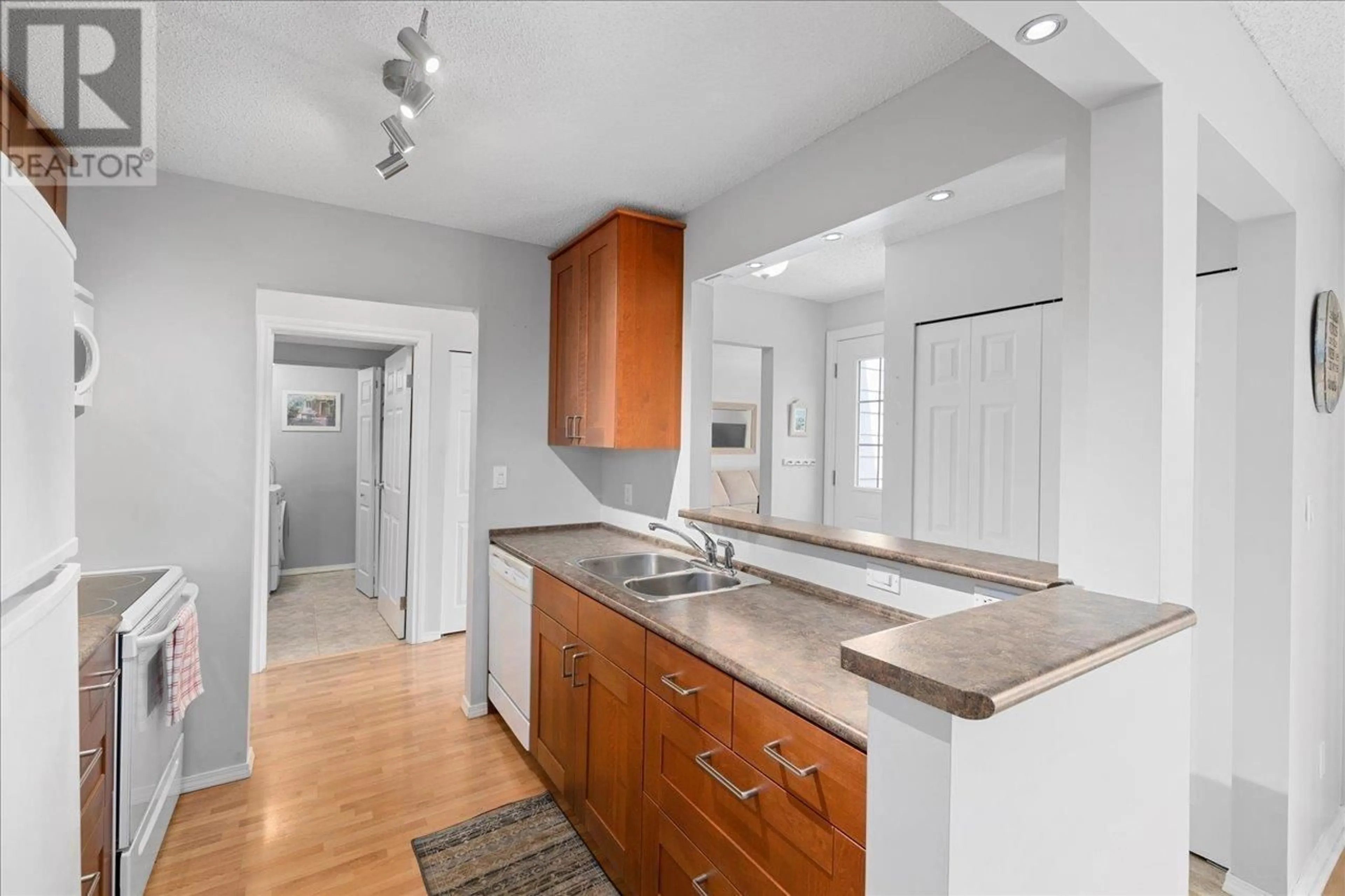 Open concept kitchen, unknown for 114 - 5421 10 AVENUE, Delta British Columbia V4M3T9