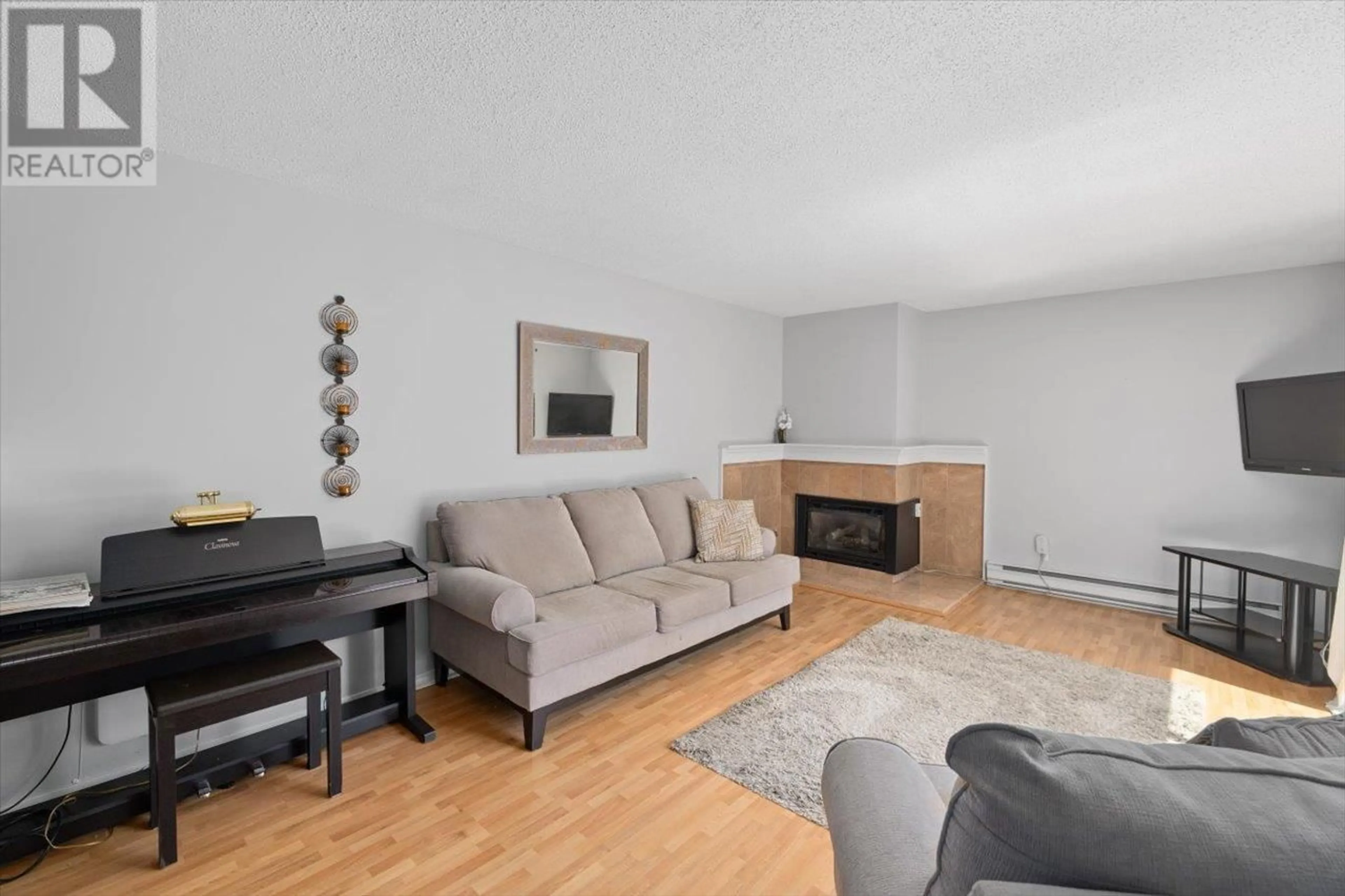 Living room with furniture, wood/laminate floor for 114 - 5421 10 AVENUE, Delta British Columbia V4M3T9