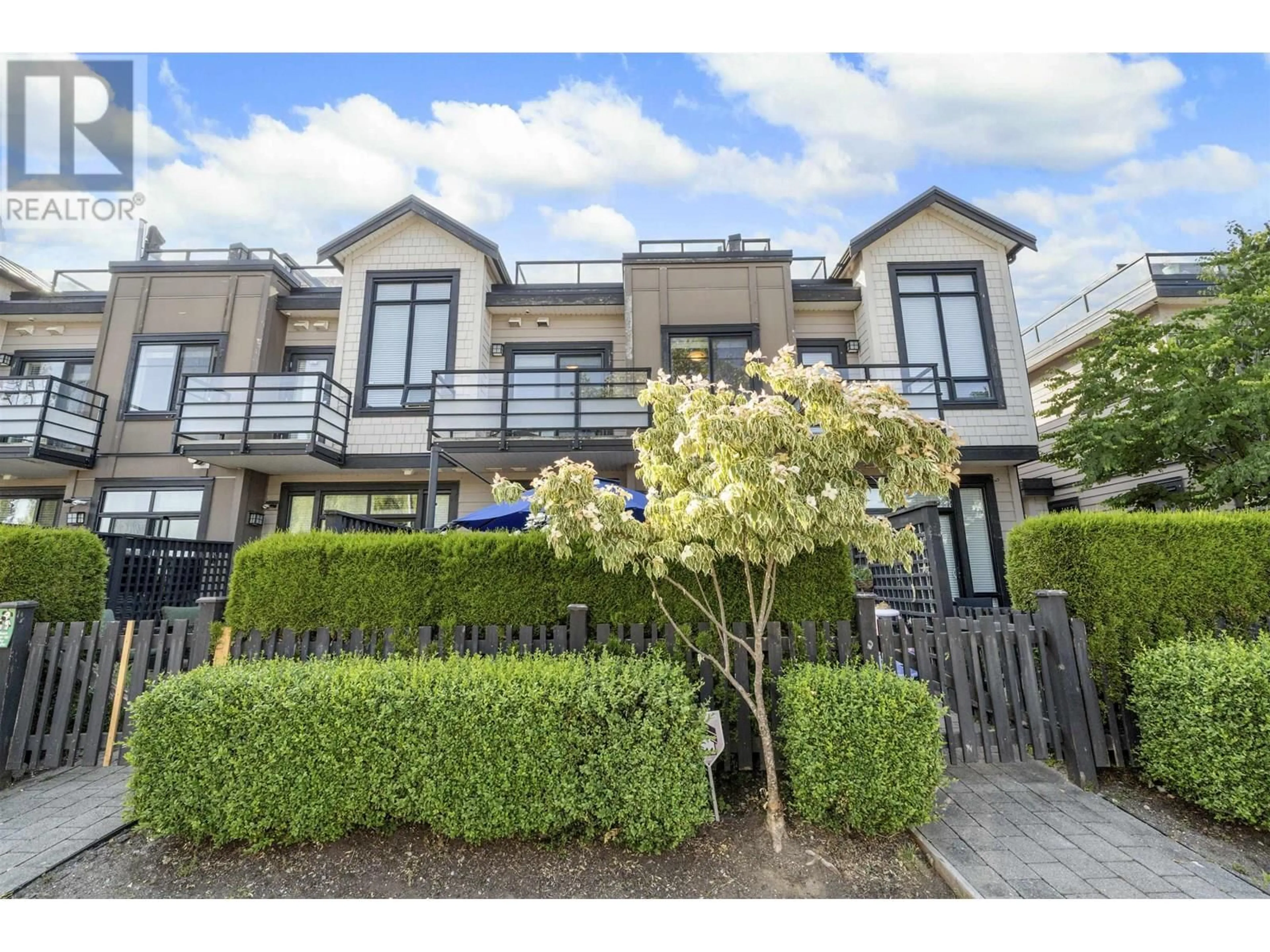 A pic from outside/outdoor area/front of a property/back of a property/a pic from drone, street for 8 - 100 WOOD STREET, New Westminster British Columbia V3M0H6