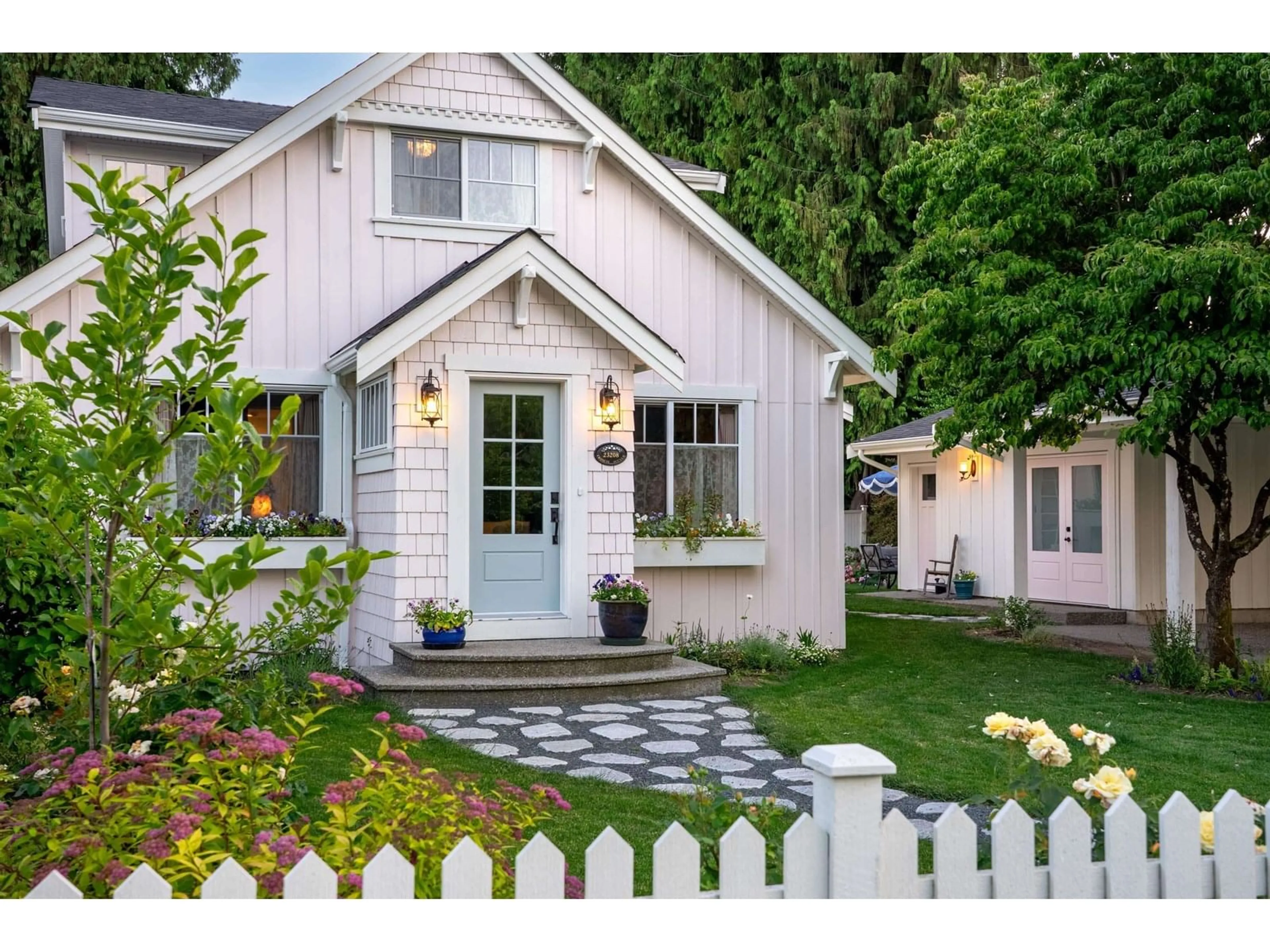 Home with vinyl exterior material, street for 23208 FRANCIS, Langley British Columbia V1M2S5
