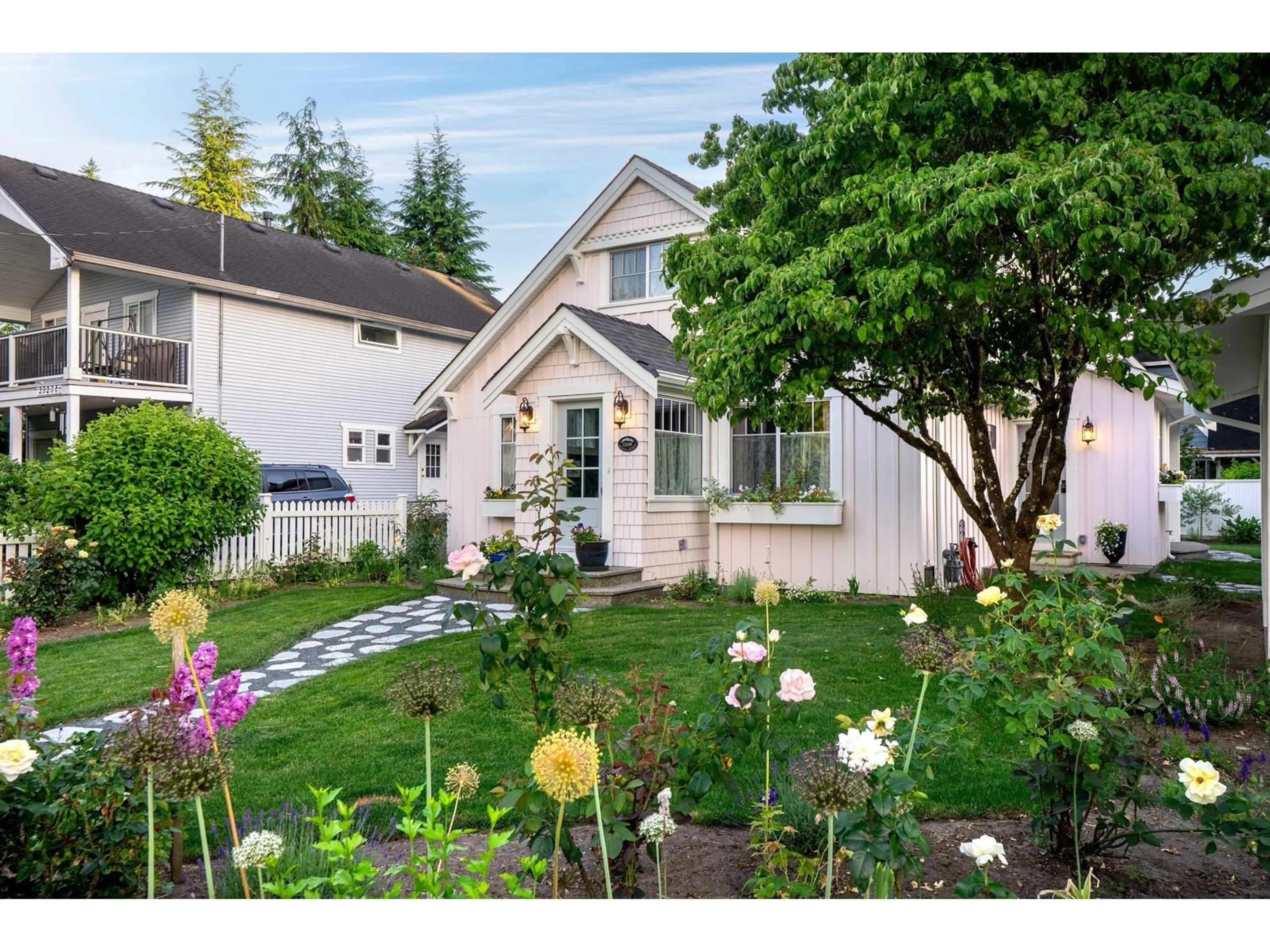 Home with vinyl exterior material, street for 23208 FRANCIS, Langley British Columbia V1M2S5
