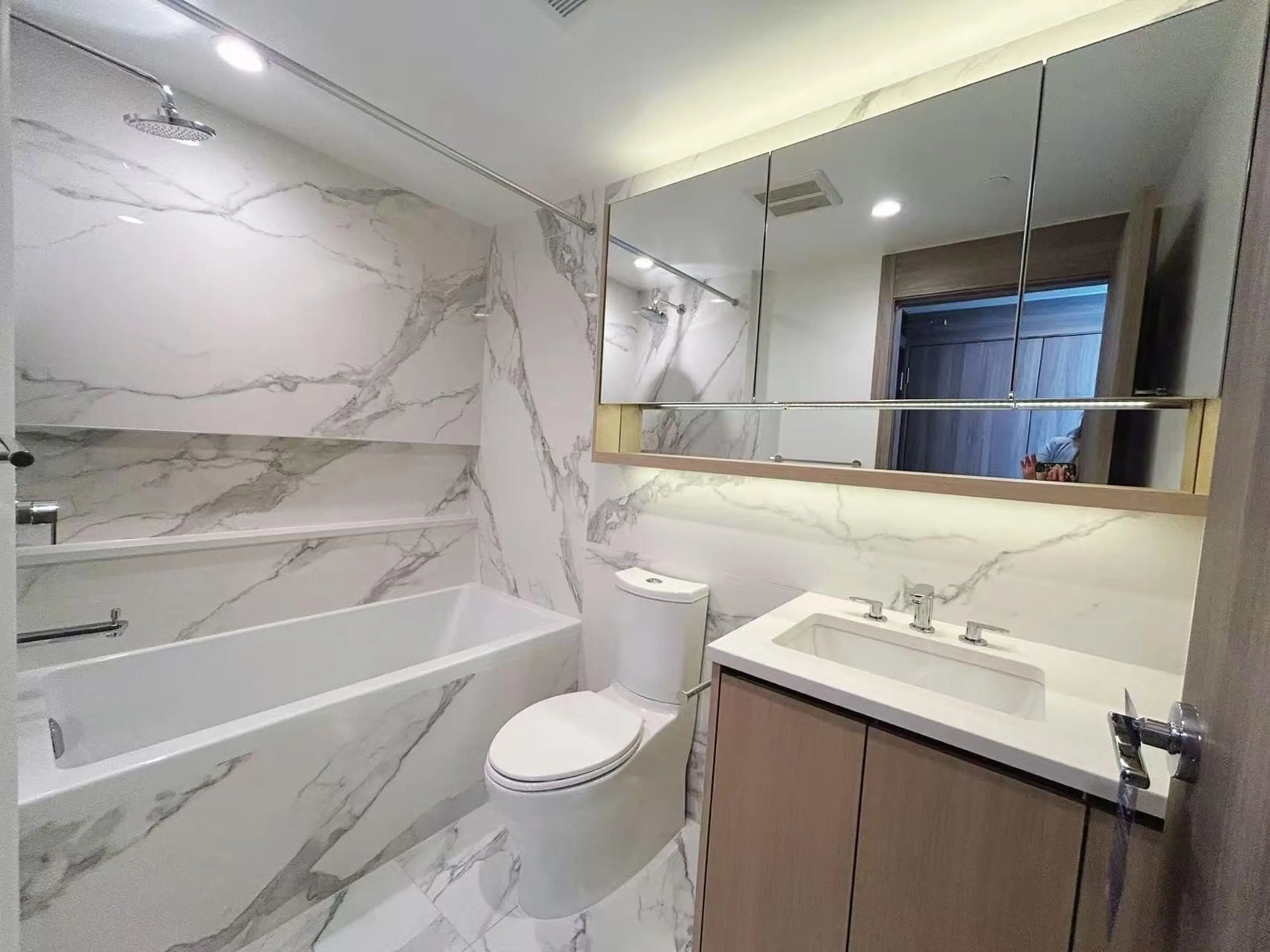 Contemporary bathroom, ceramic/tile floor for 2306 - 13768 100TH, Surrey British Columbia V3T0V2