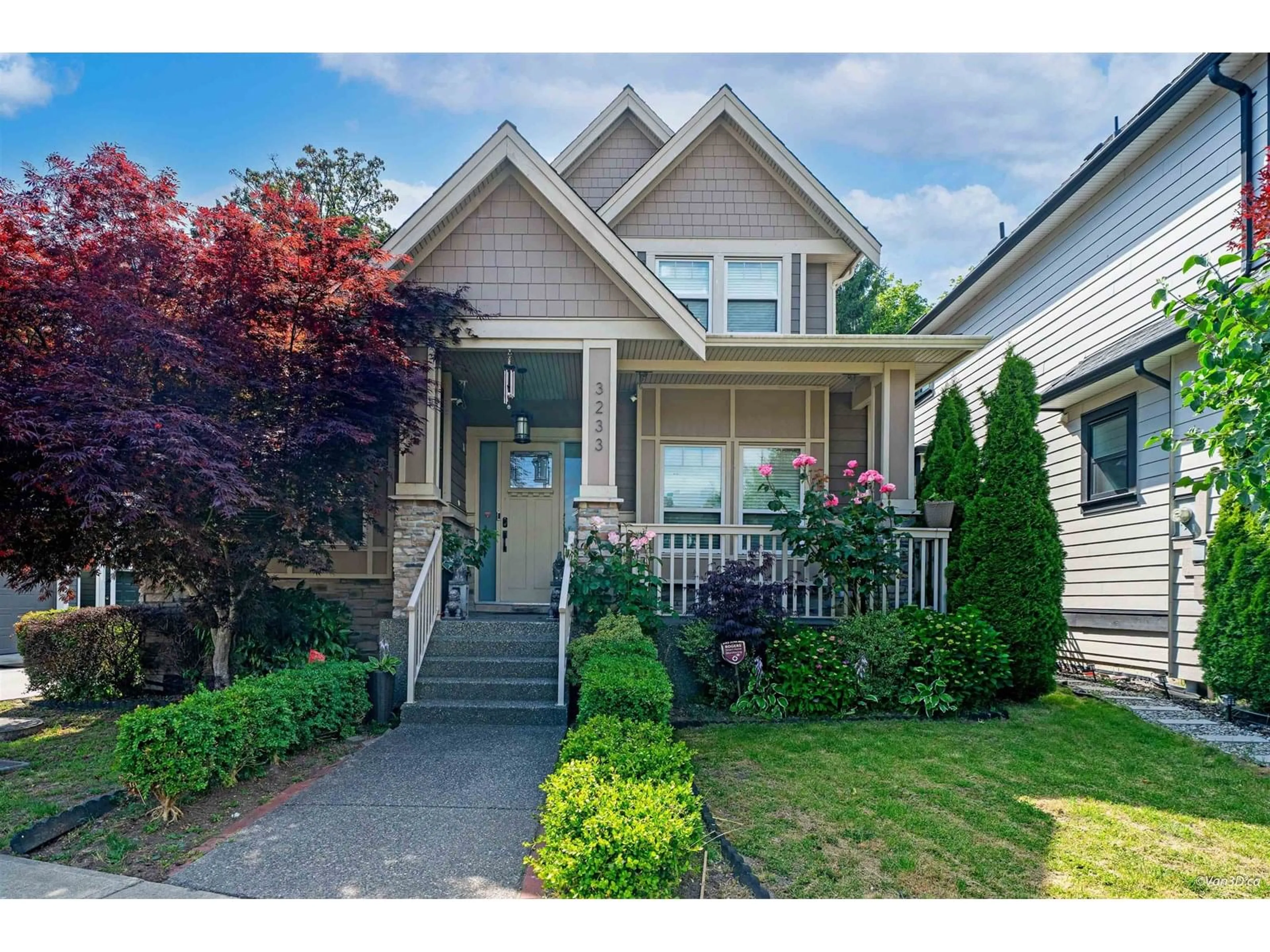 Home with vinyl exterior material, street for 3233 147, Surrey British Columbia V4P1Z8