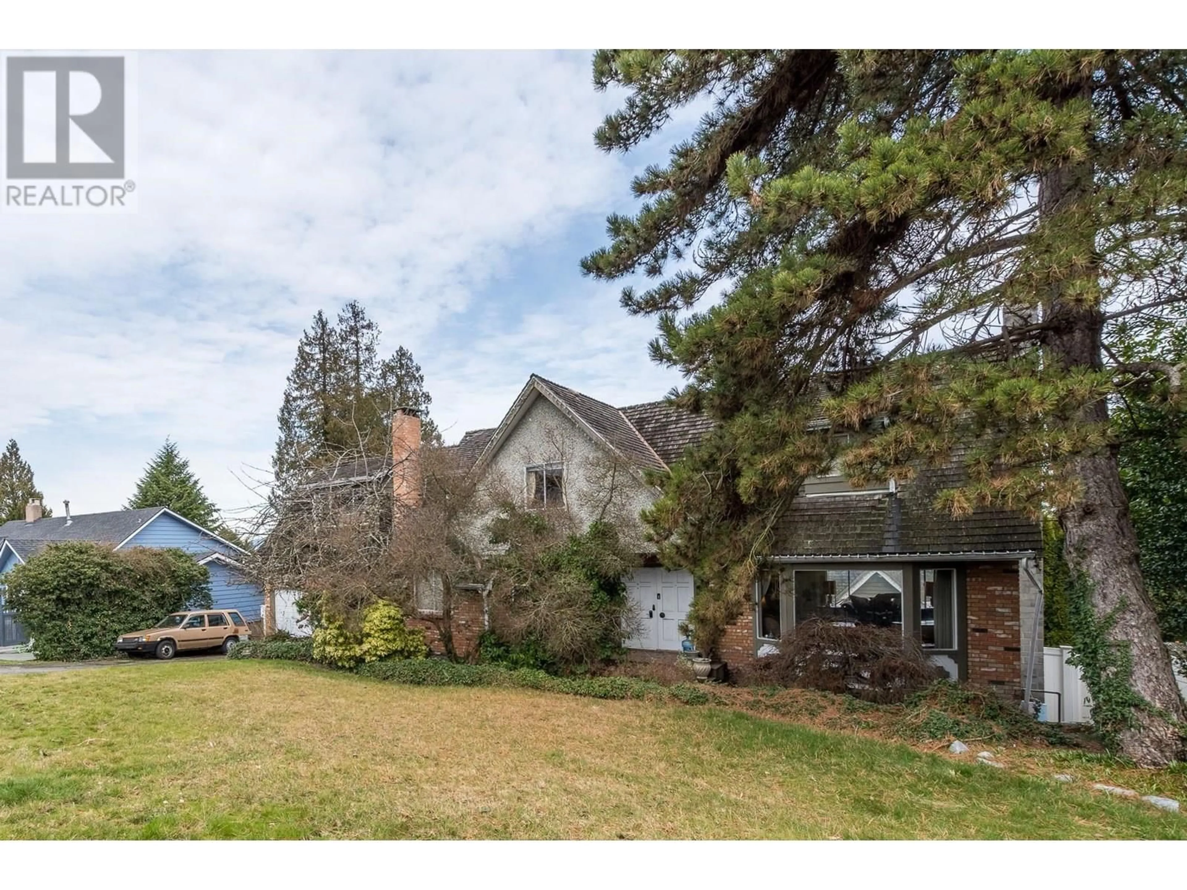 A pic from outside/outdoor area/front of a property/back of a property/a pic from drone, street for 1076 WALALEE DRIVE, Delta British Columbia V4M2L8
