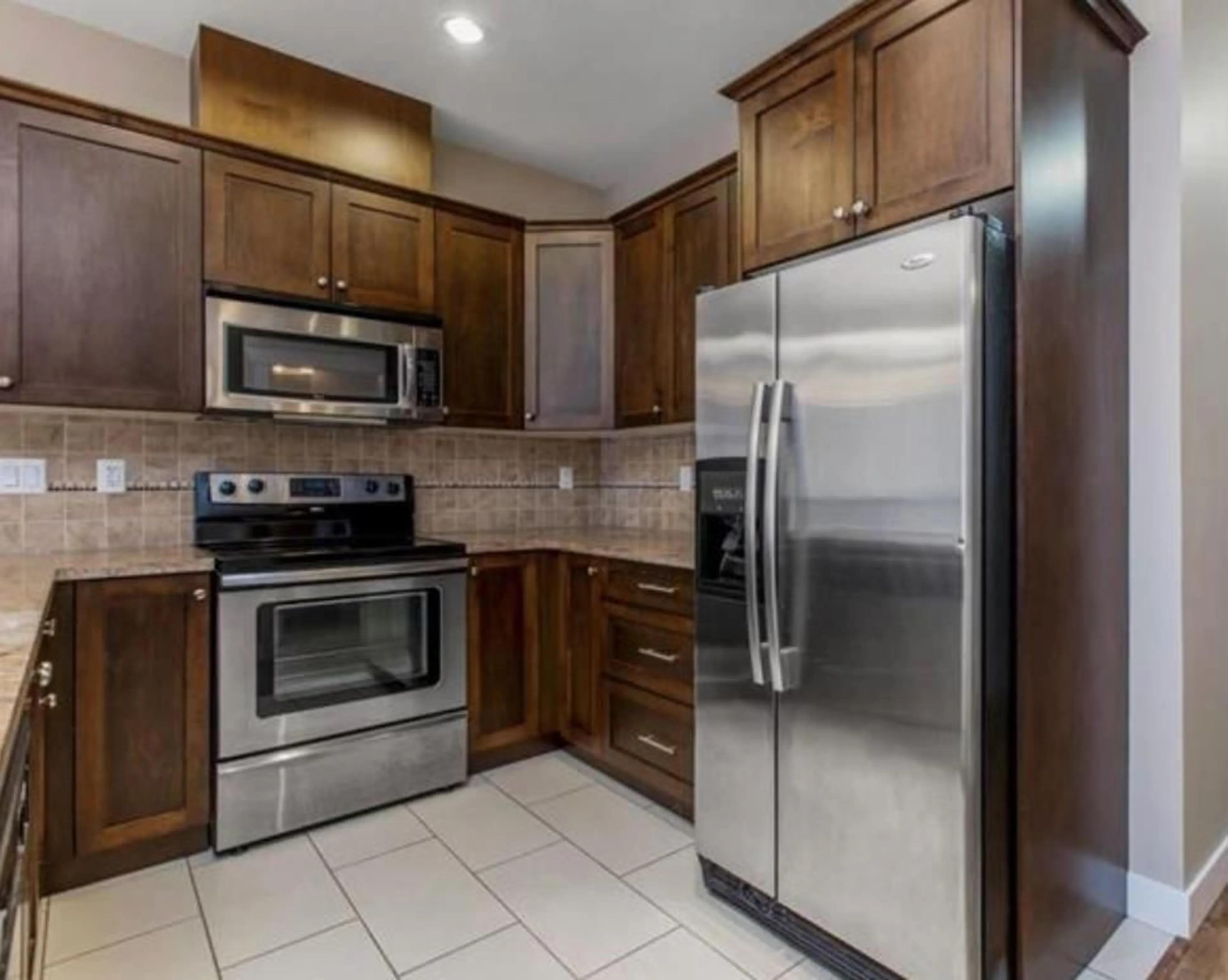 Standard kitchen, ceramic/tile floor for 603 - 14333 104, Surrey British Columbia V3T0E1