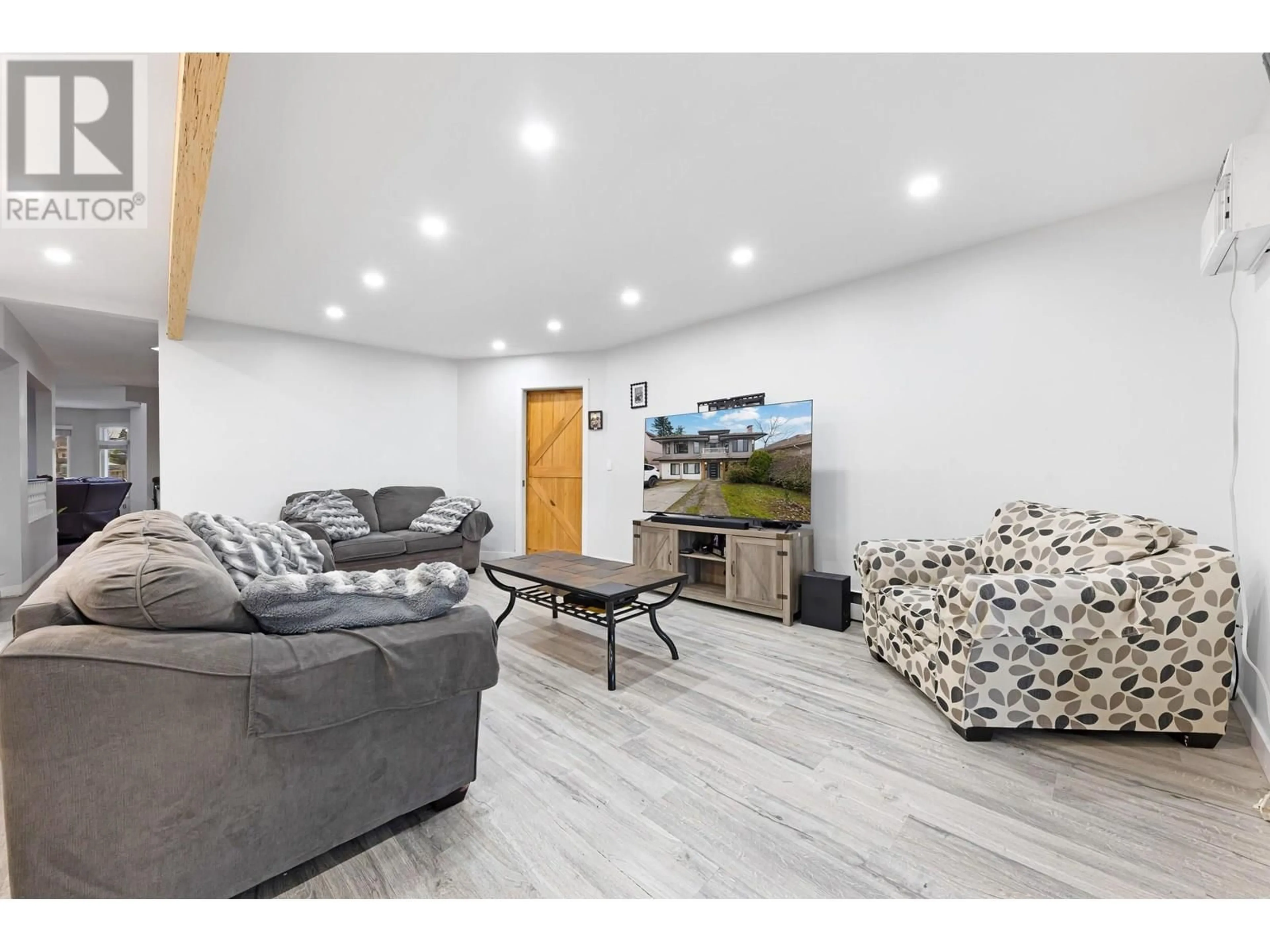 Living room with furniture, wood/laminate floor for 5649 LAUREL STREET, Burnaby British Columbia V5G1N4
