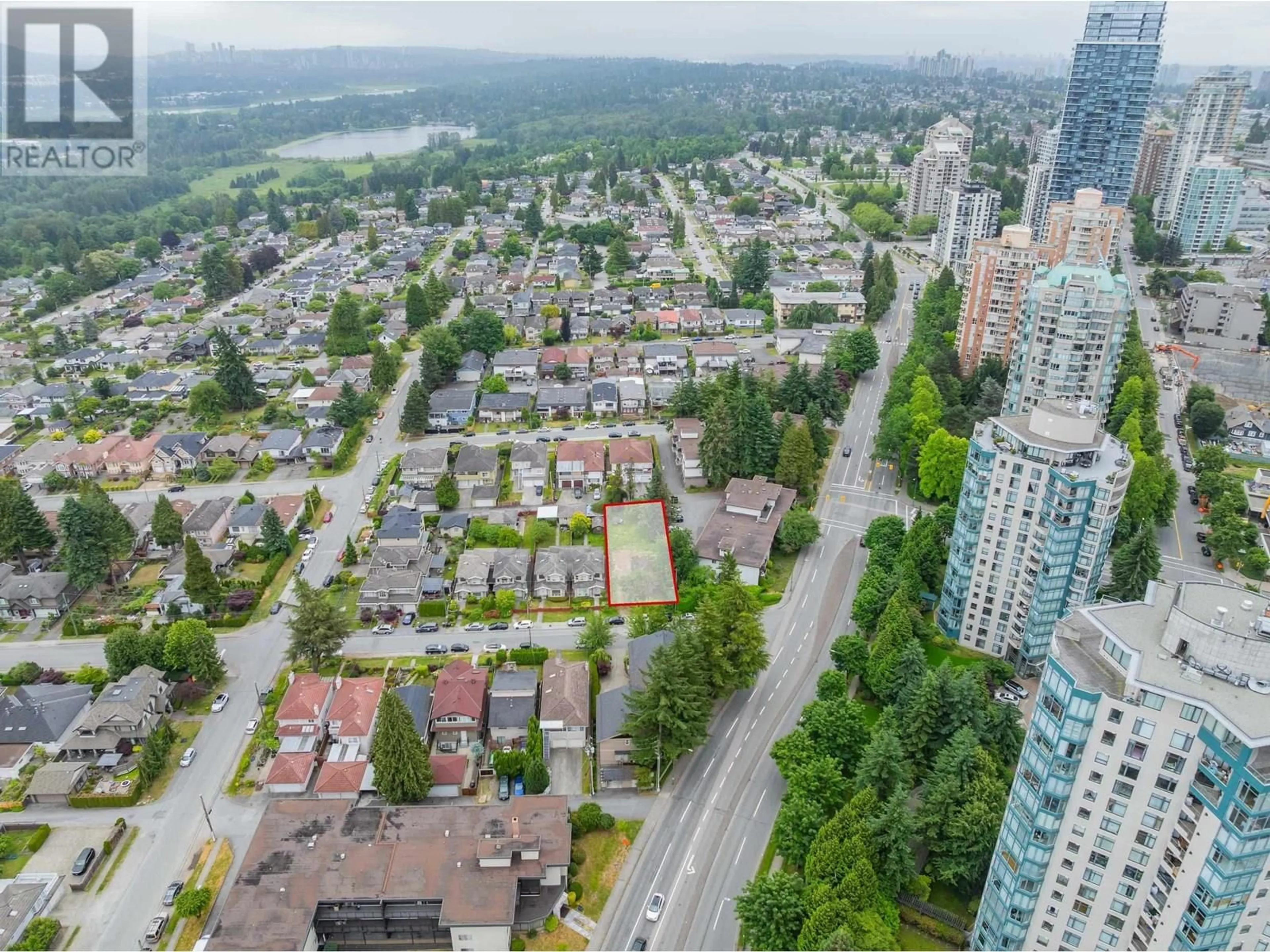 A pic from outside/outdoor area/front of a property/back of a property/a pic from drone, city buildings view from balcony for 5864 PIONEER AVENUE, Burnaby British Columbia V5H2X7