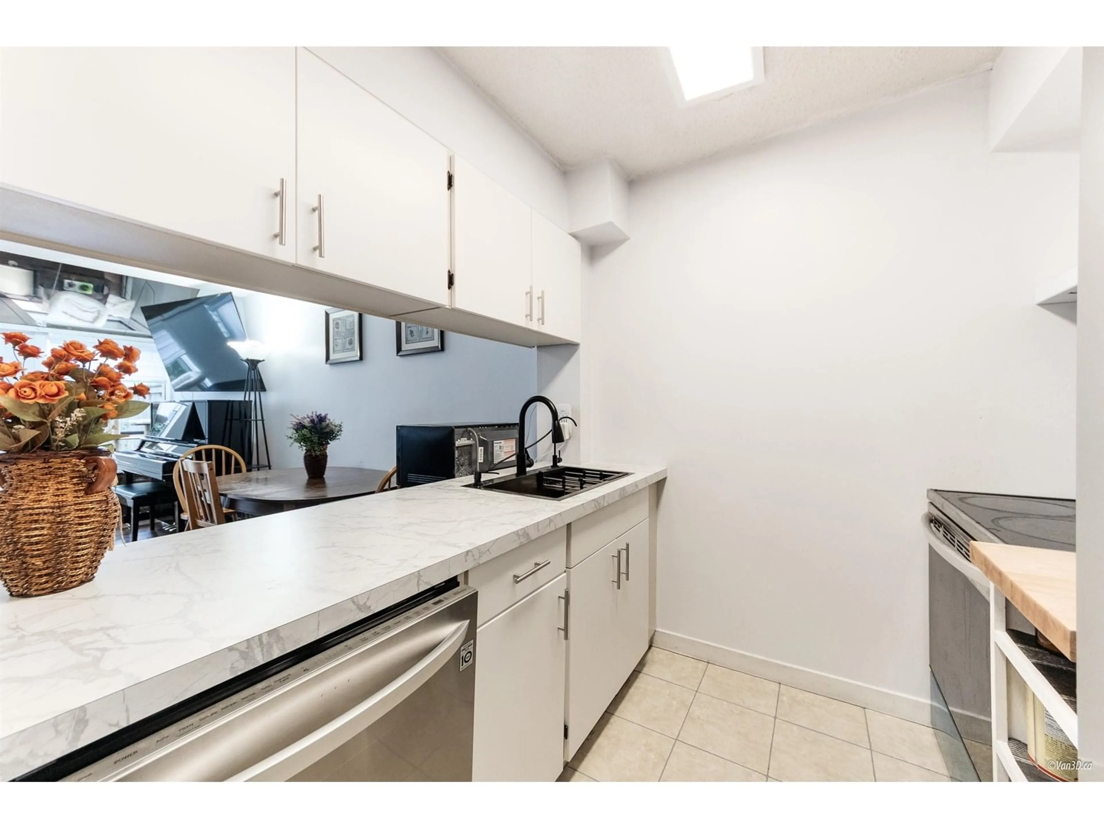 Standard kitchen, unknown for 84 - 17714 60, Surrey British Columbia V3S1V2