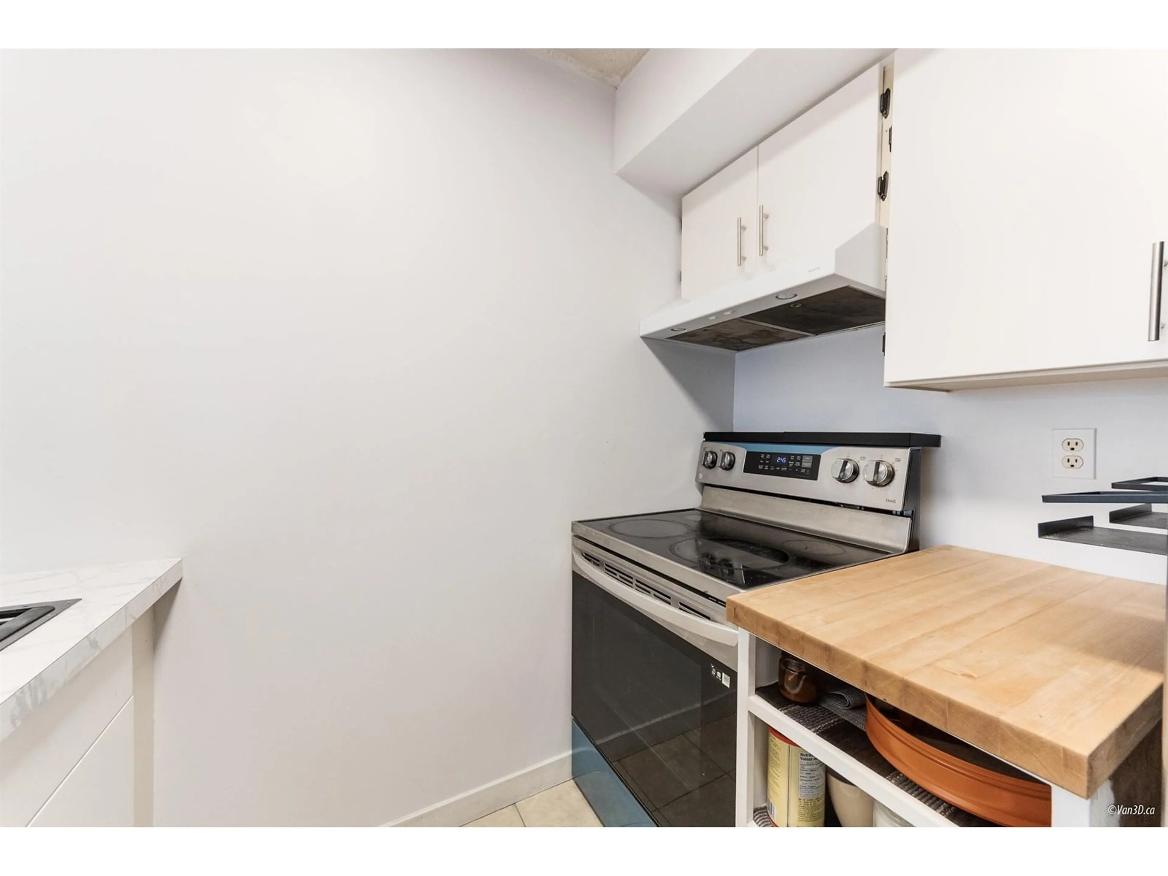 Standard kitchen, wood/laminate floor for 84 - 17714 60, Surrey British Columbia V3S1V2