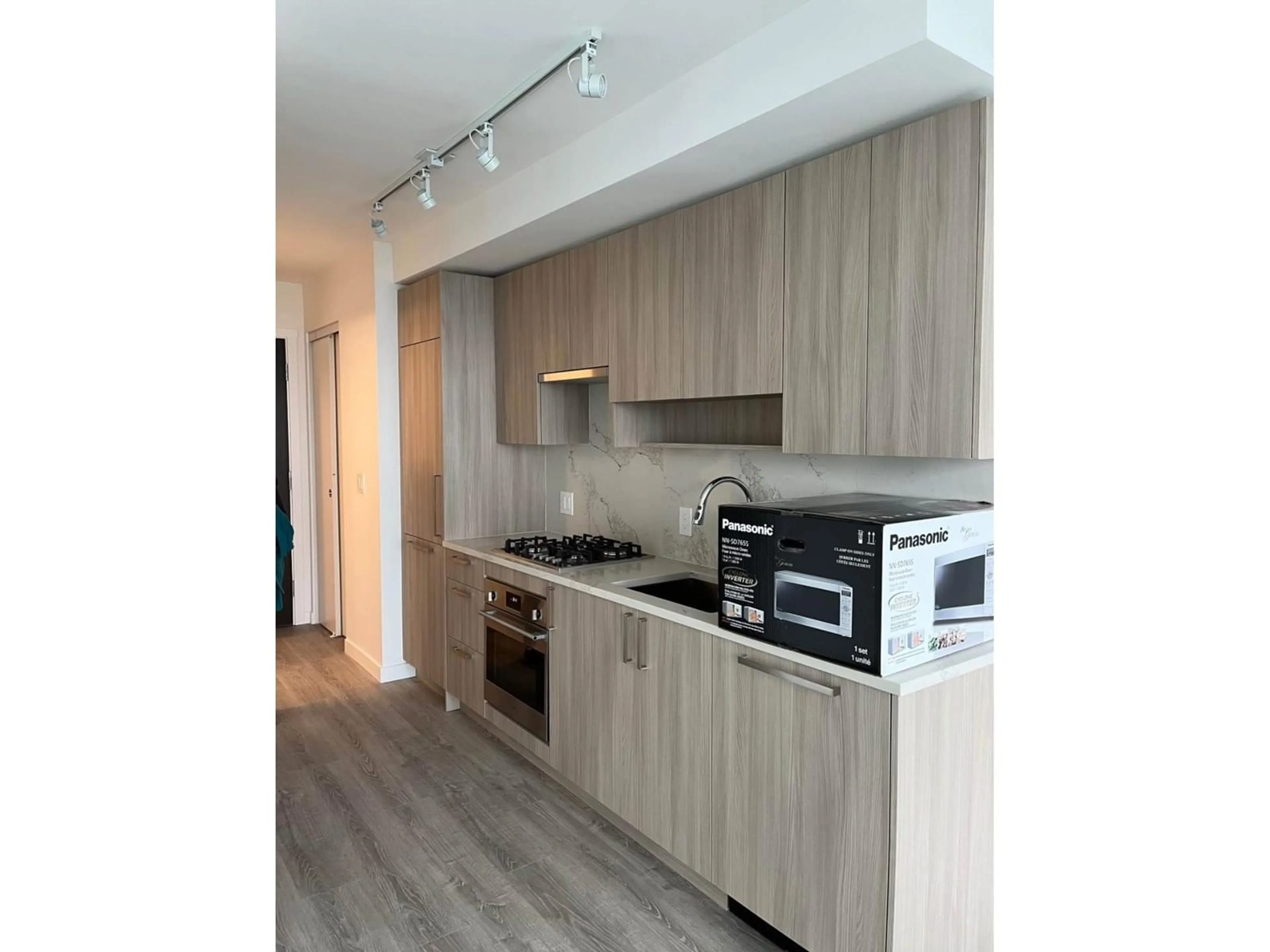 Standard kitchen, wood/laminate floor for 2904 - 13350 CENTRAL, Surrey British Columbia V3T0S1