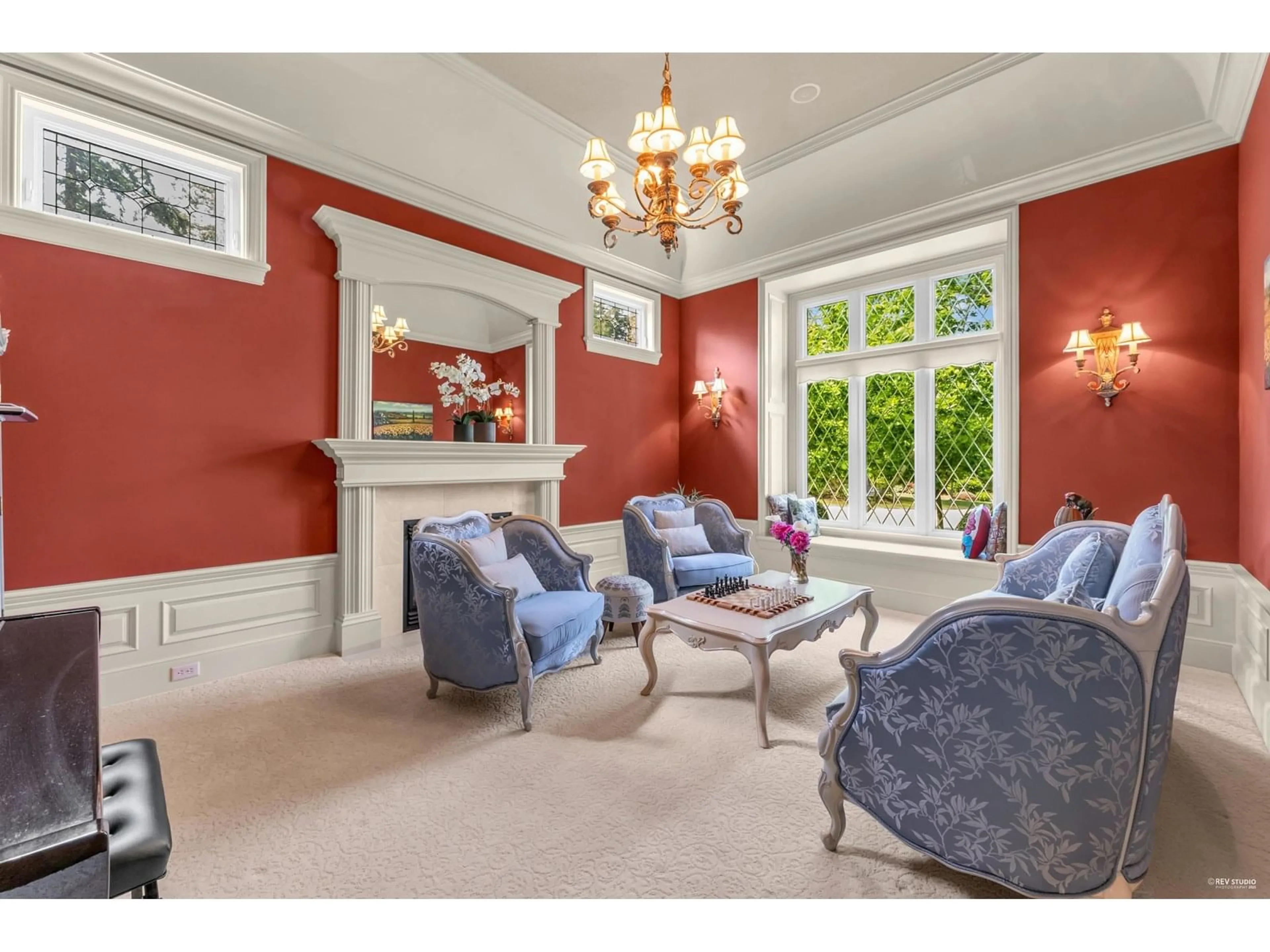 Living room with furniture, carpet floor for 2278 138, Surrey British Columbia V4A4G6