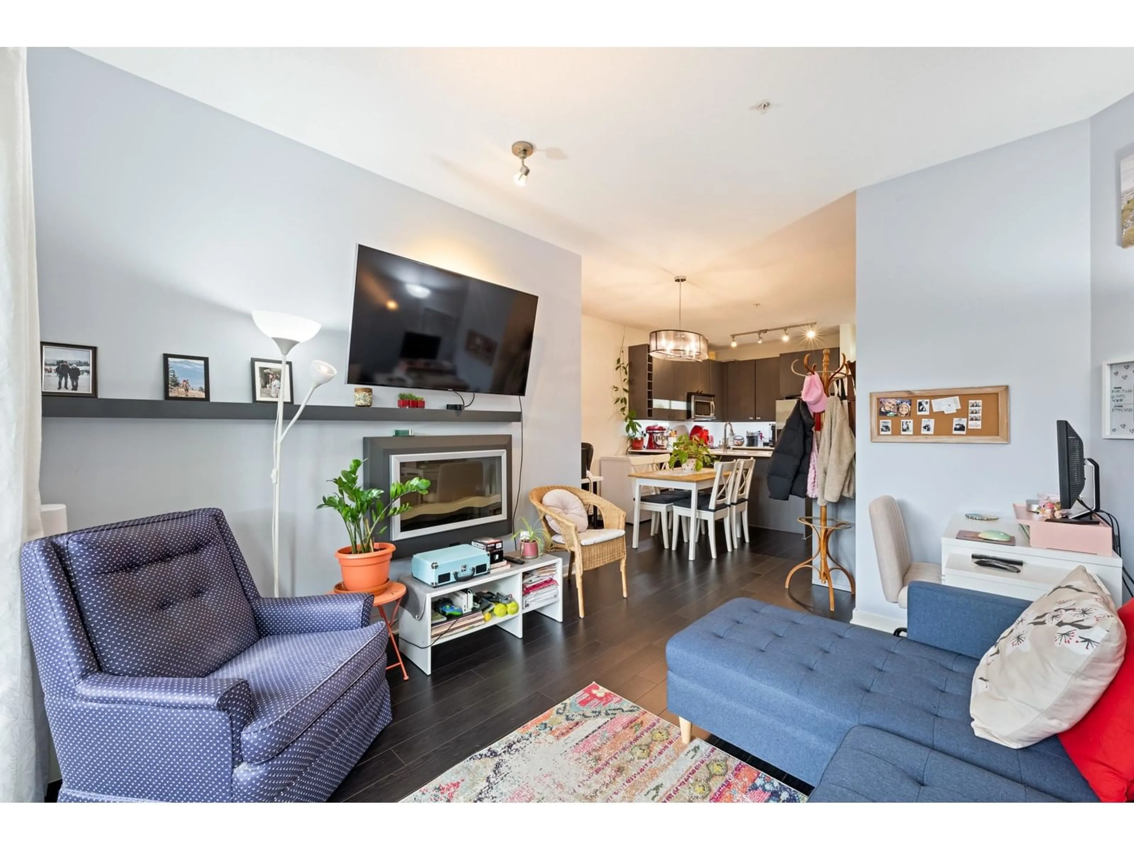Living room with furniture, wood/laminate floor for 130 - 5655 210A, Langley British Columbia V3A0G4