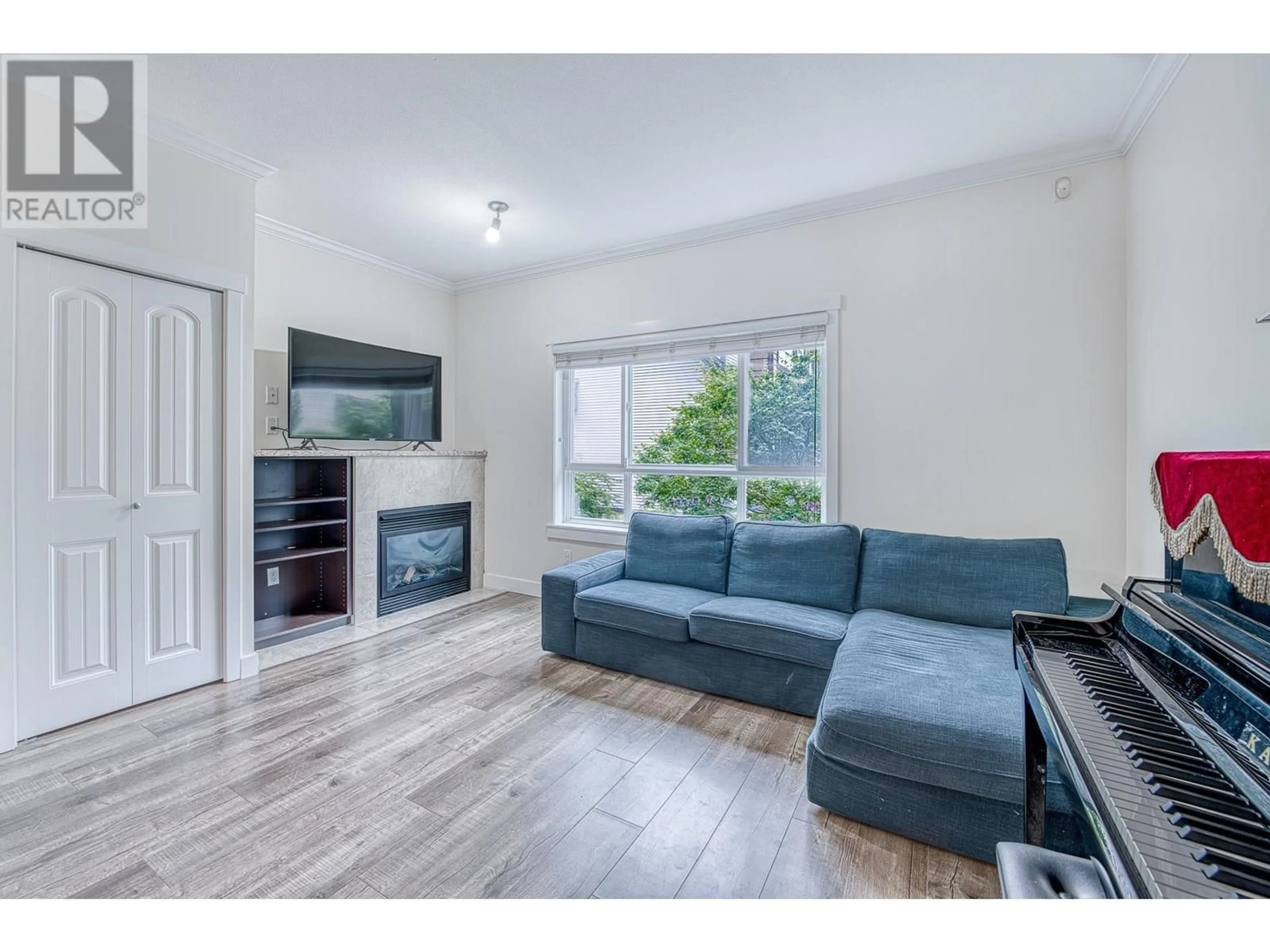 Living room with furniture, wood/laminate floor for 4 - 7373 TURNILL STREET, Richmond British Columbia V6Y4L7