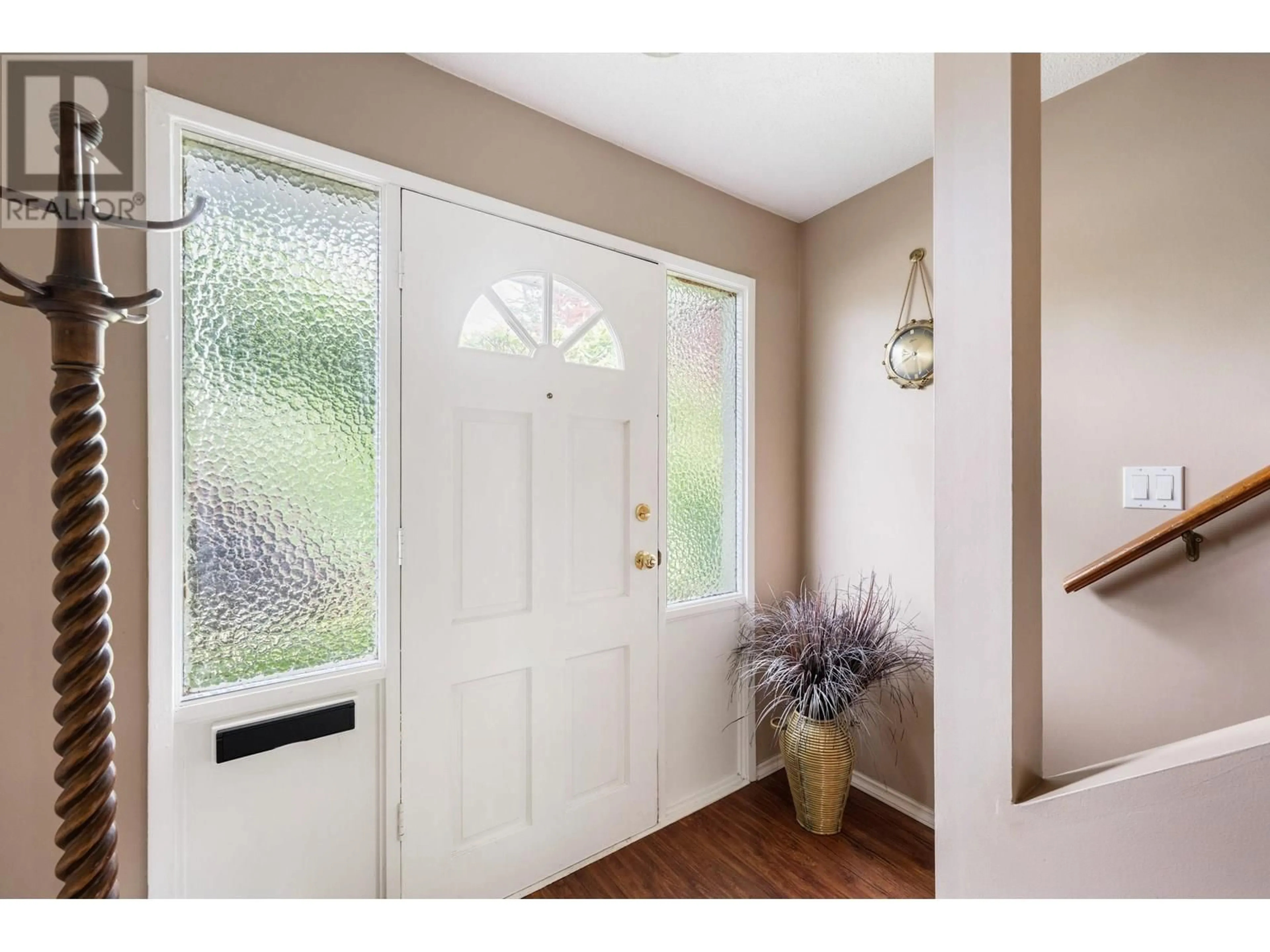 Indoor entryway for 5513 6A AVENUE, Delta British Columbia V4M1P5