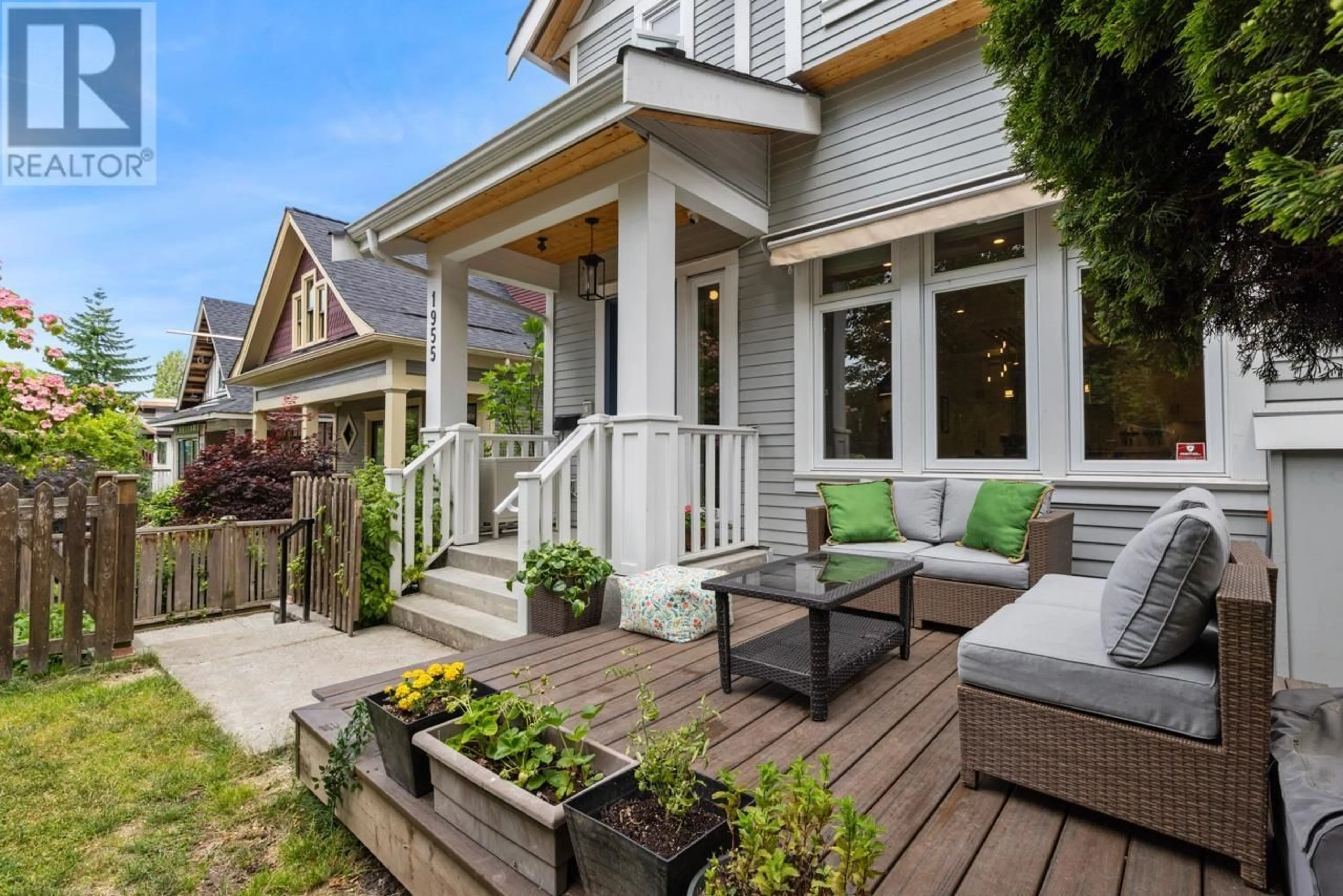 Patio, street for 1955 4TH AVENUE, Vancouver British Columbia V5N1K3