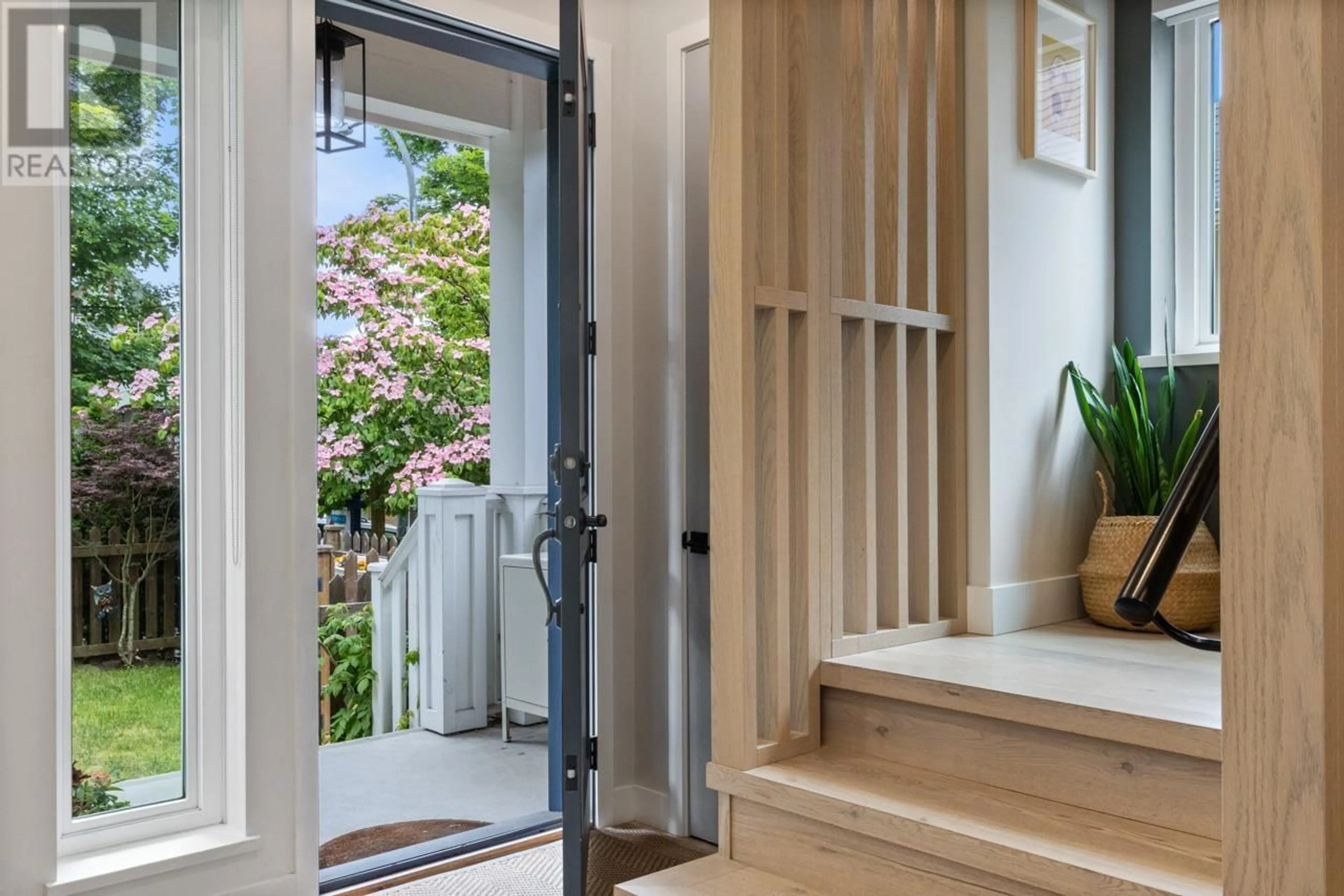 Indoor entryway for 1955 4TH AVENUE, Vancouver British Columbia V5N1K3