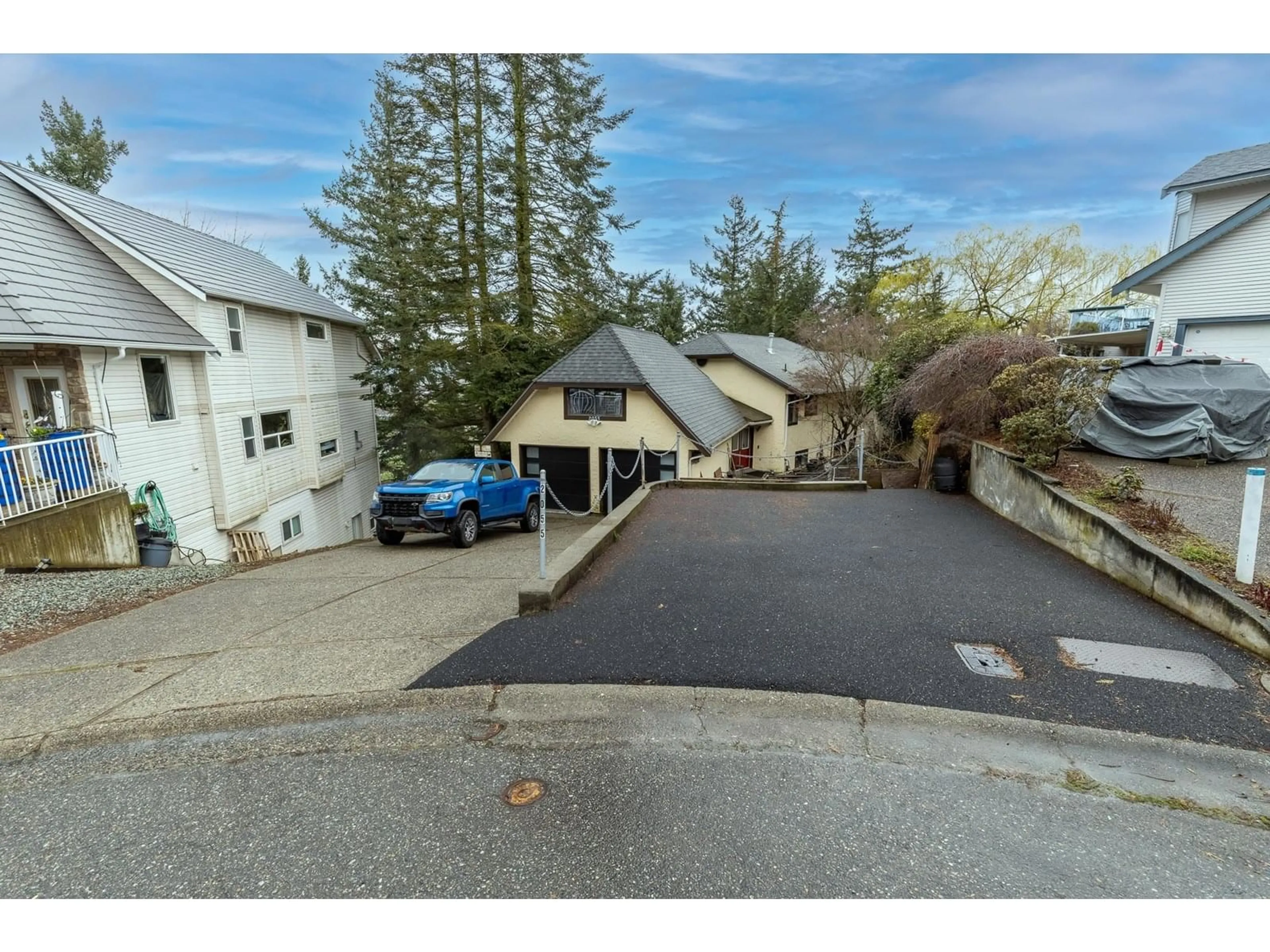A pic from outside/outdoor area/front of a property/back of a property/a pic from drone, street for 2055 LION, Abbotsford British Columbia V3G1G3