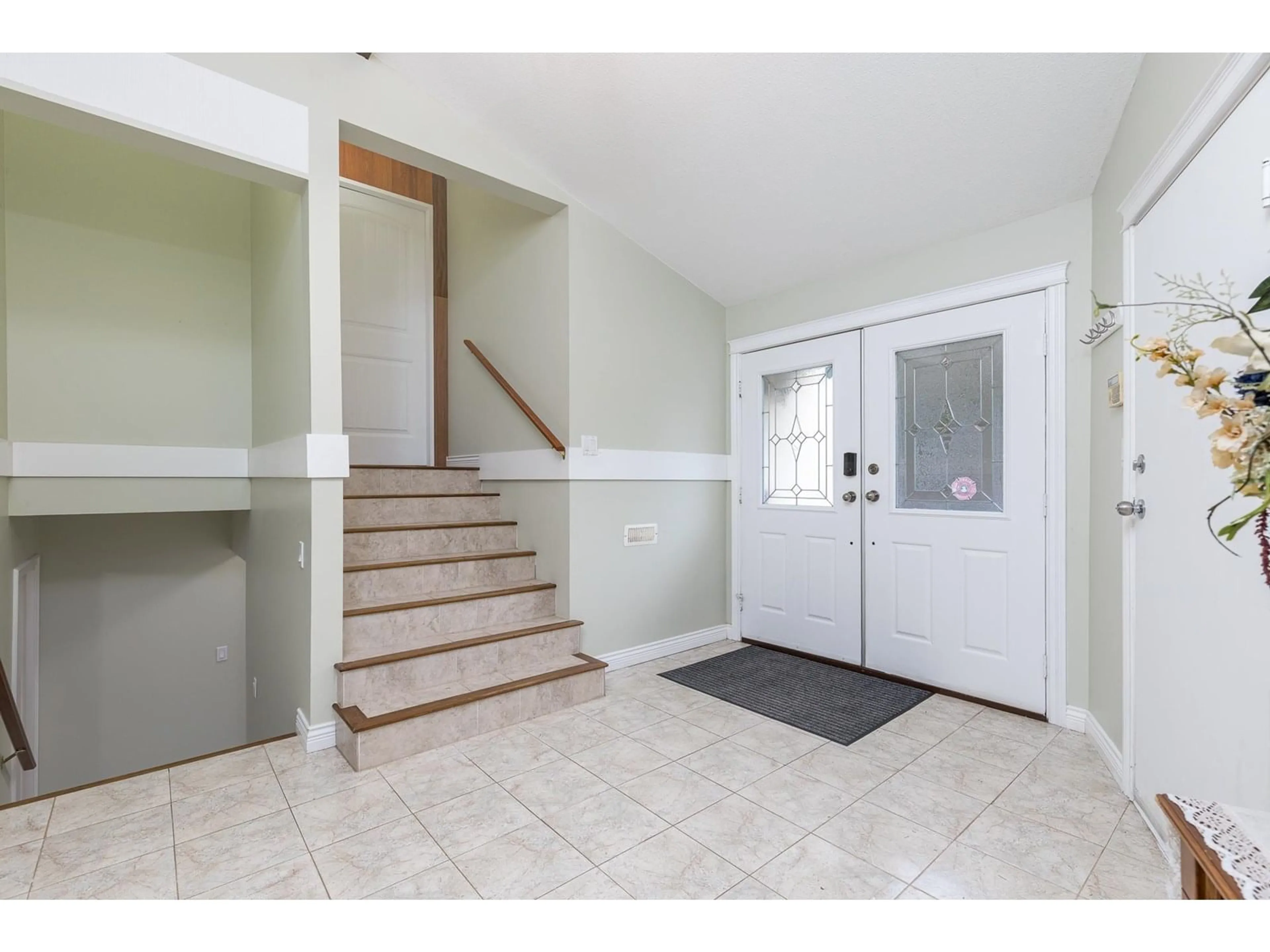 Indoor entryway for 2055 LION, Abbotsford British Columbia V3G1G3
