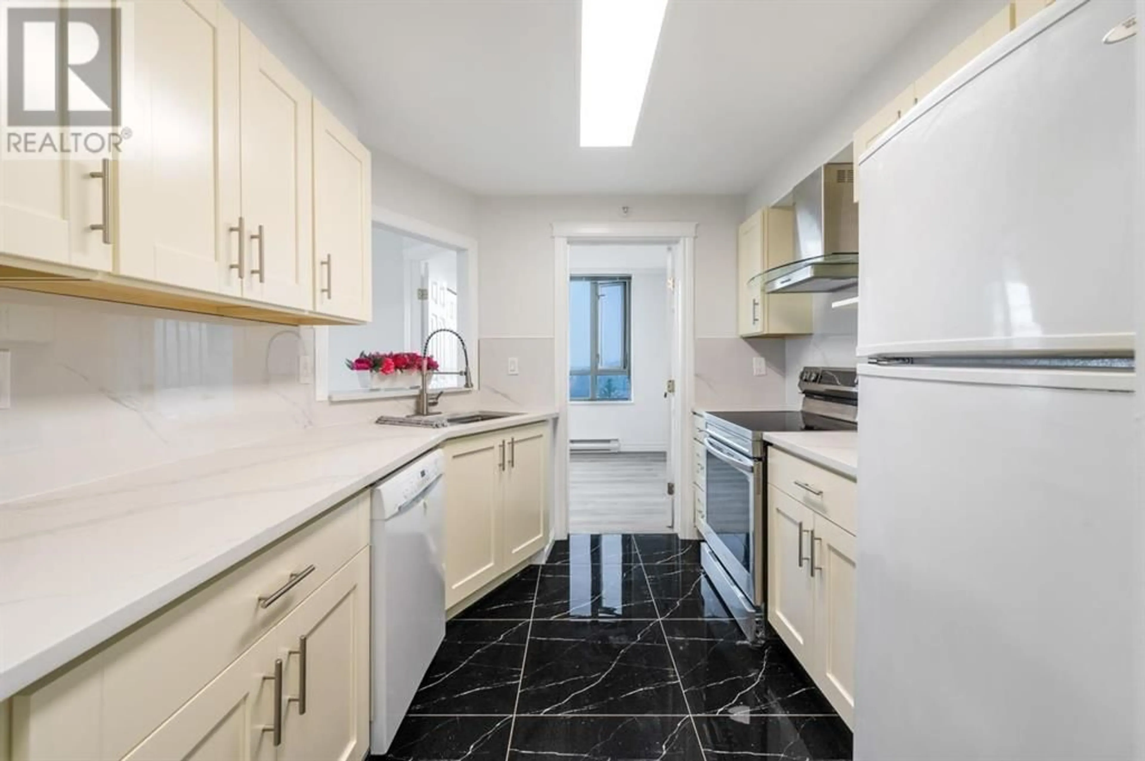 Standard kitchen, ceramic/tile floor for 1501 - 3070 GUILDFORD WAY, Coquitlam British Columbia V3B7R8