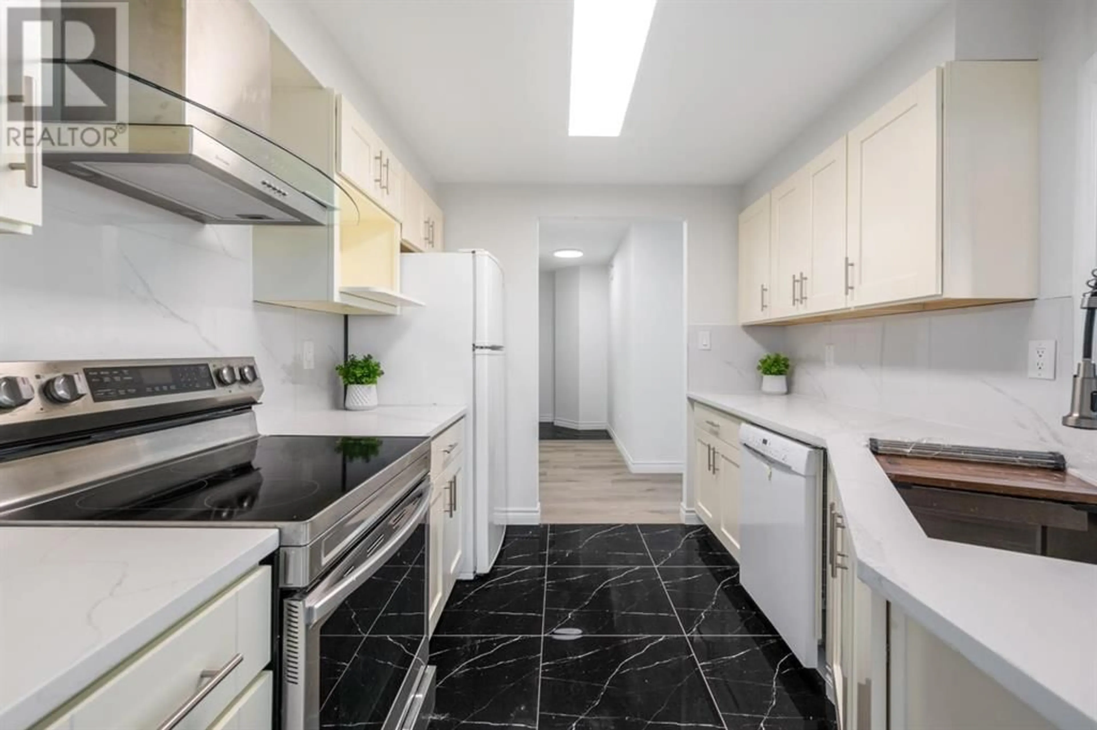 Standard kitchen, ceramic/tile floor for 1501 - 3070 GUILDFORD WAY, Coquitlam British Columbia V3B7R8