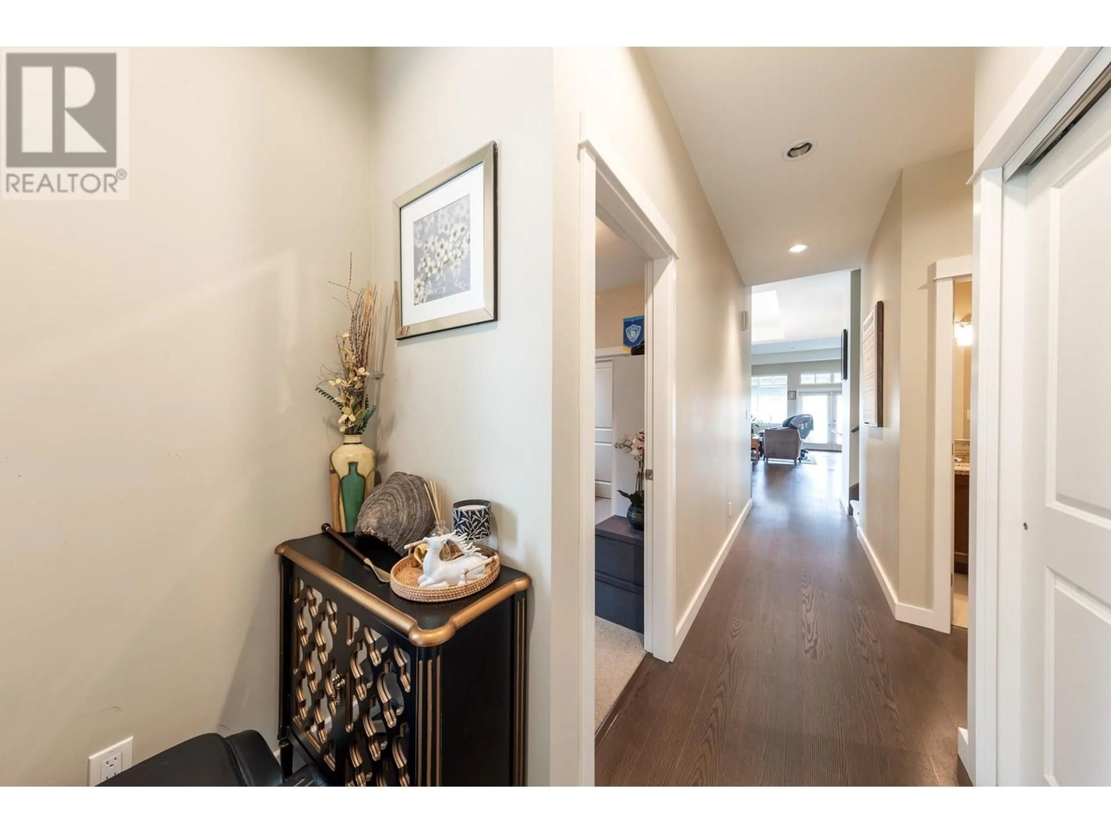 Indoor entryway for 4988 WILLOW SPRINGS AVENUE, Delta British Columbia V4M0A7