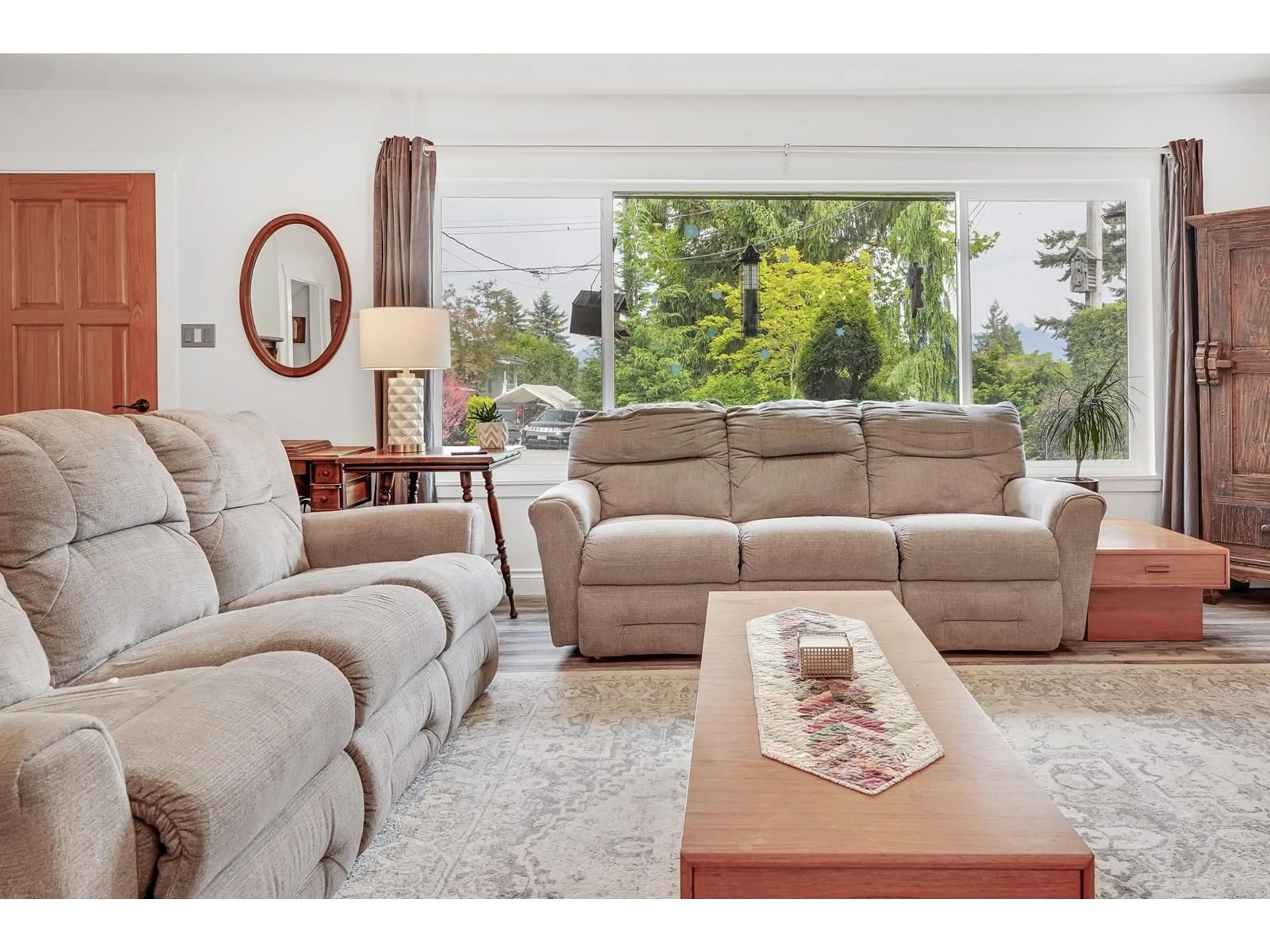 Living room with furniture, unknown for 14750 110A, Surrey British Columbia V3R2B7