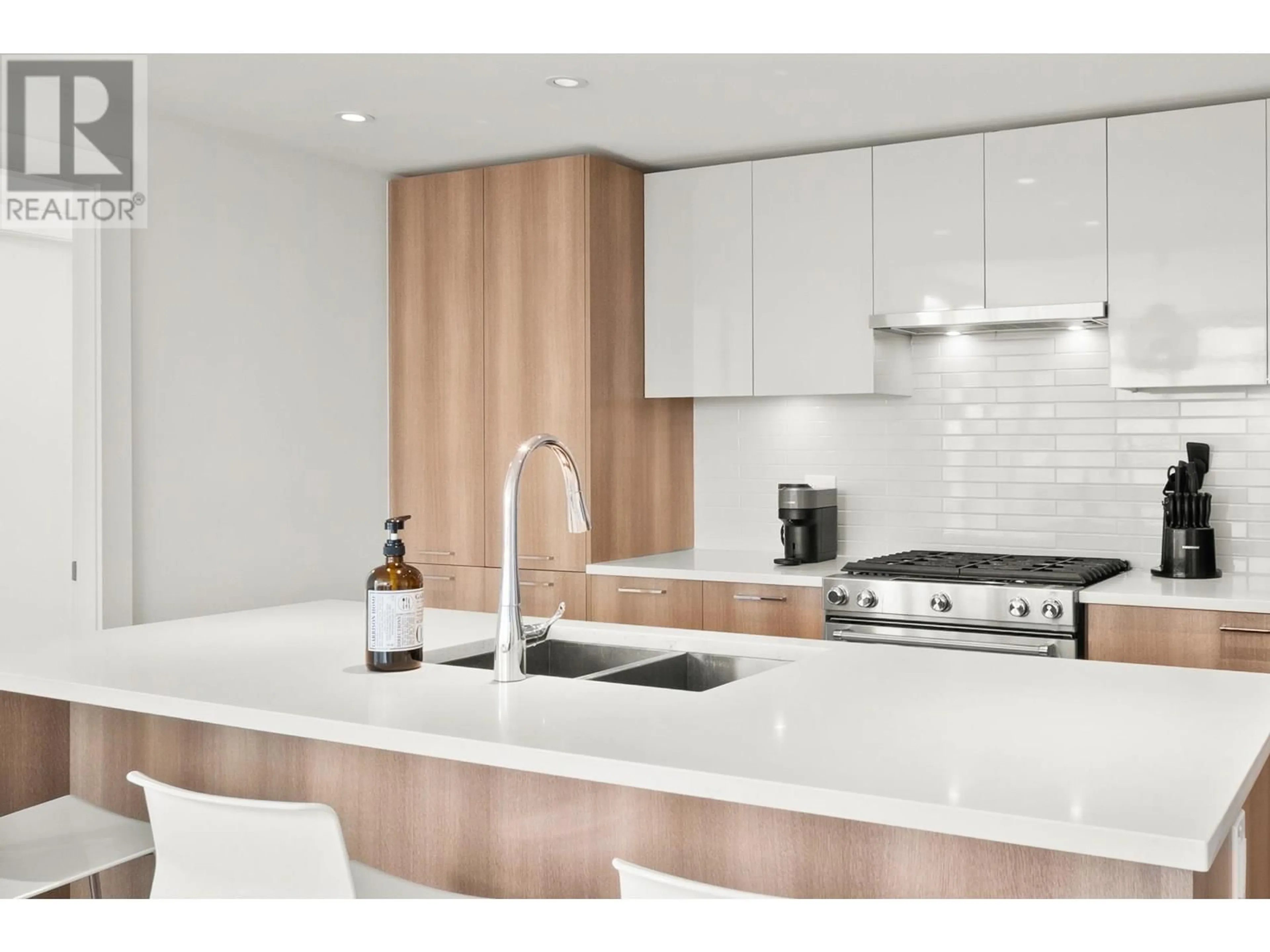 Contemporary kitchen, unknown for 709 - 258 NELSON'S COURT, New Westminster British Columbia V3L0J9