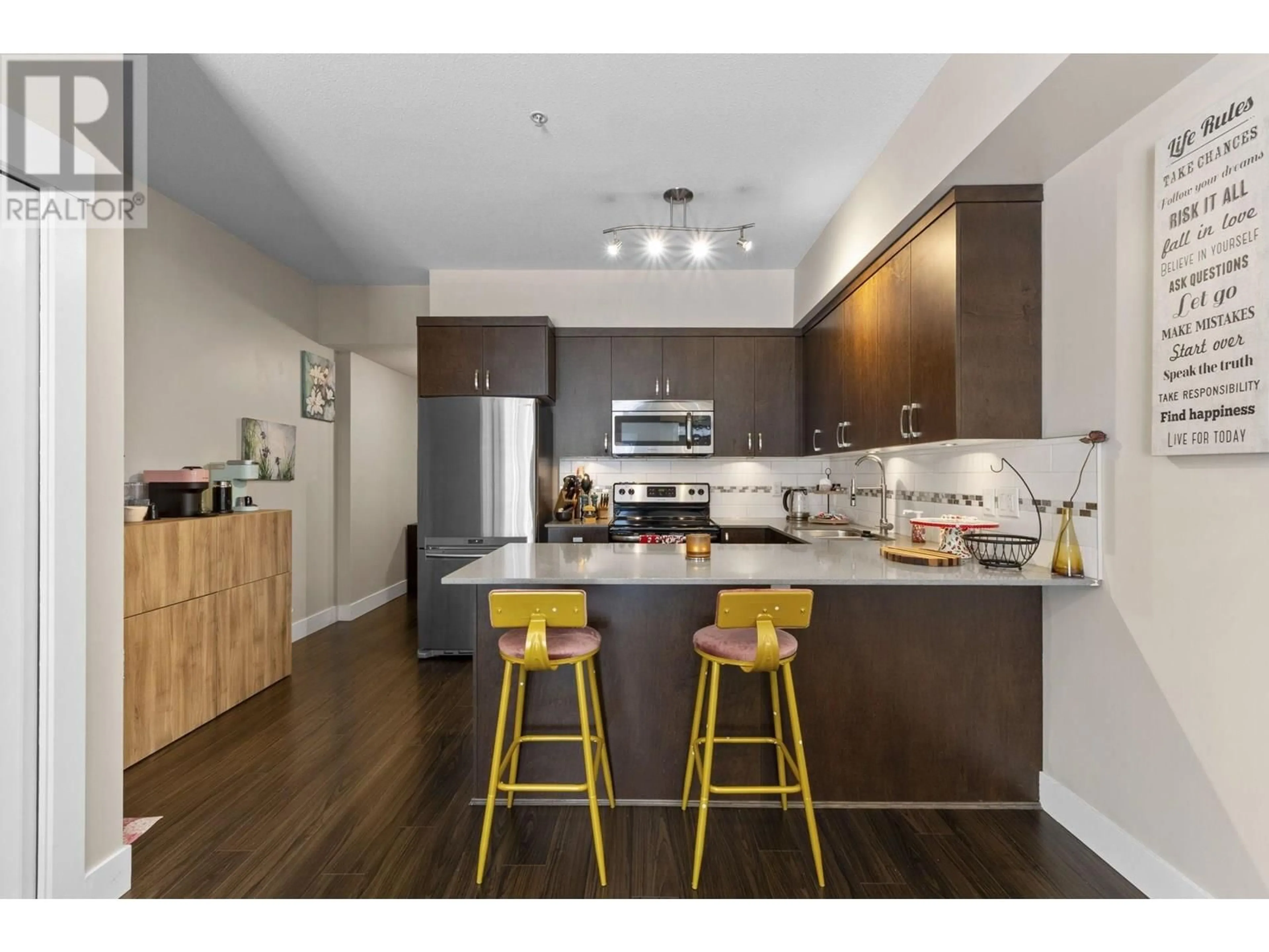 Open concept kitchen, wood/laminate floor for 16 - 838 ROYAL AVENUE, New Westminster British Columbia V3M1J9