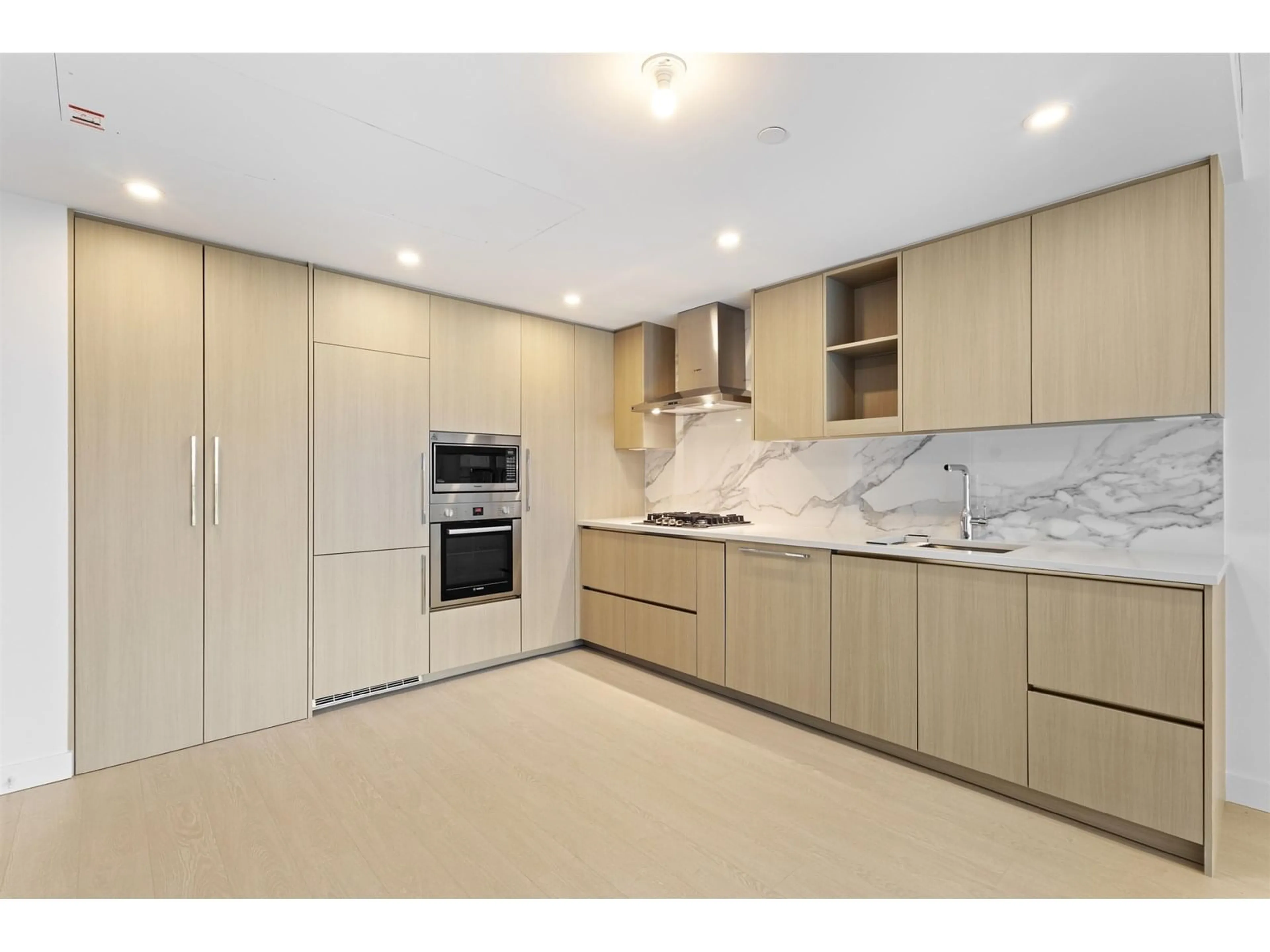 Open concept kitchen, ceramic/tile floor for 901 - 13768 100, Surrey British Columbia V3T0V2