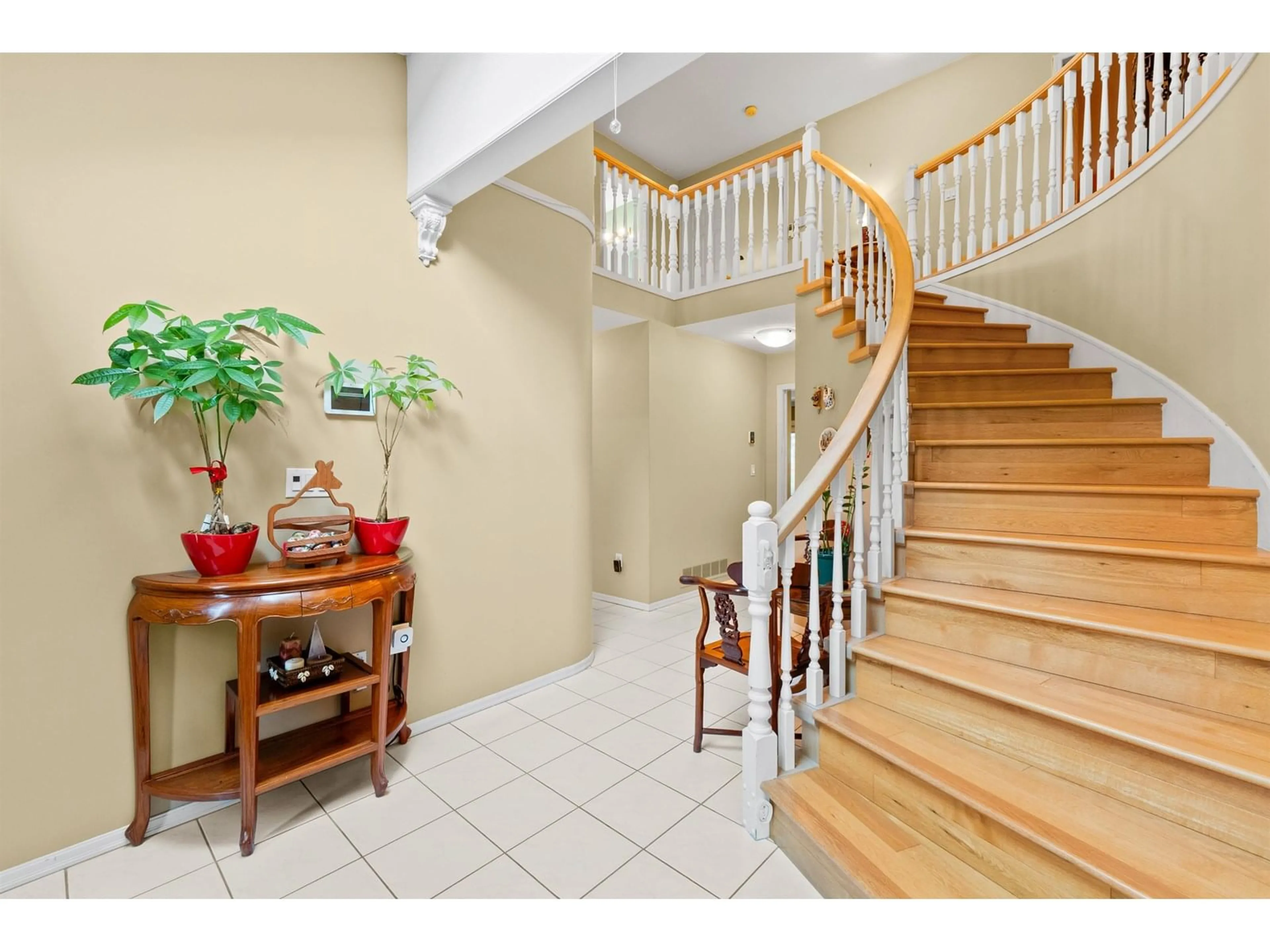 Indoor foyer for 12282 BOUNDARY NORTH, Surrey British Columbia V3X1Z6