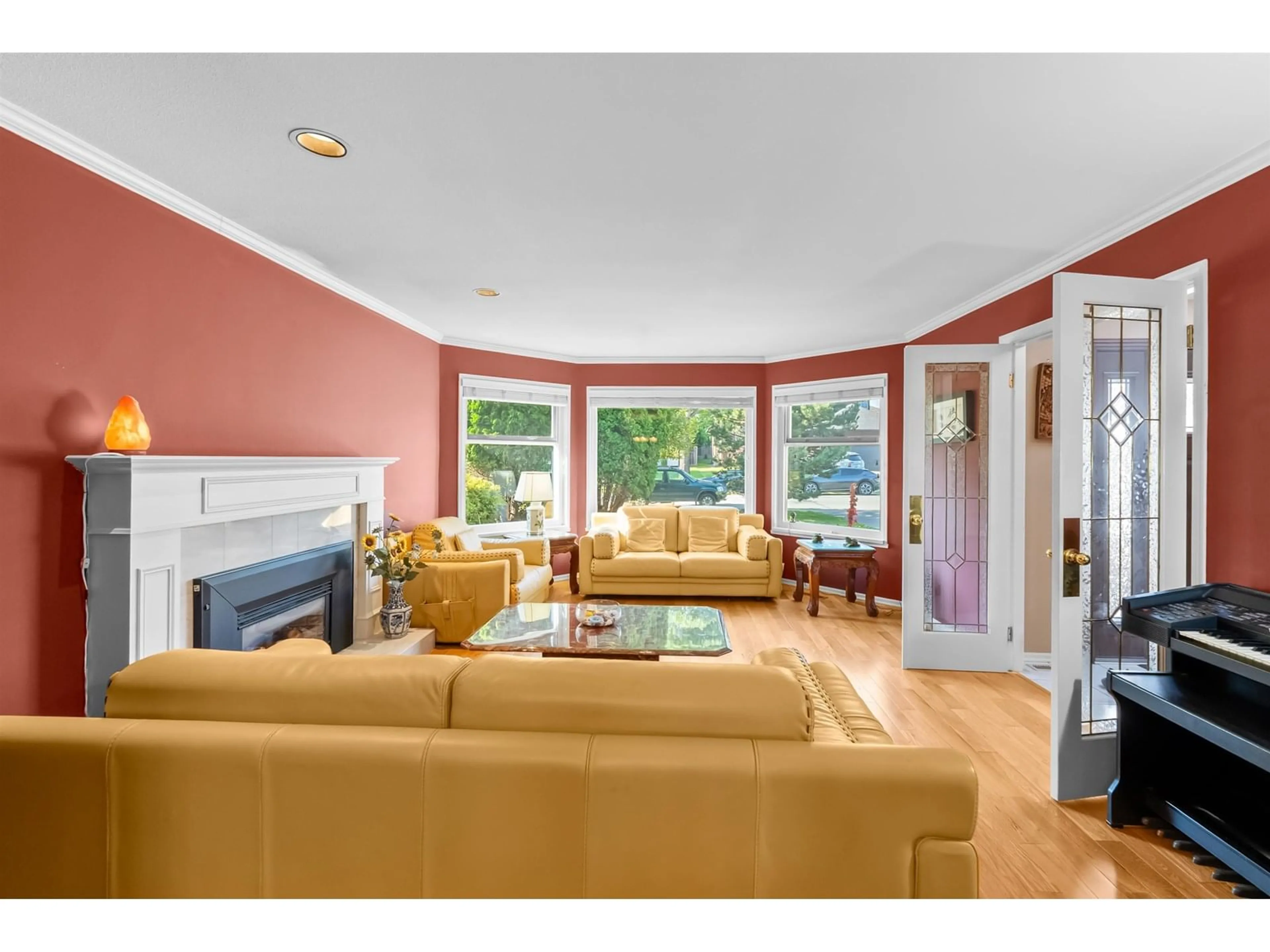 Living room with furniture, wood/laminate floor for 12282 BOUNDARY NORTH, Surrey British Columbia V3X1Z6